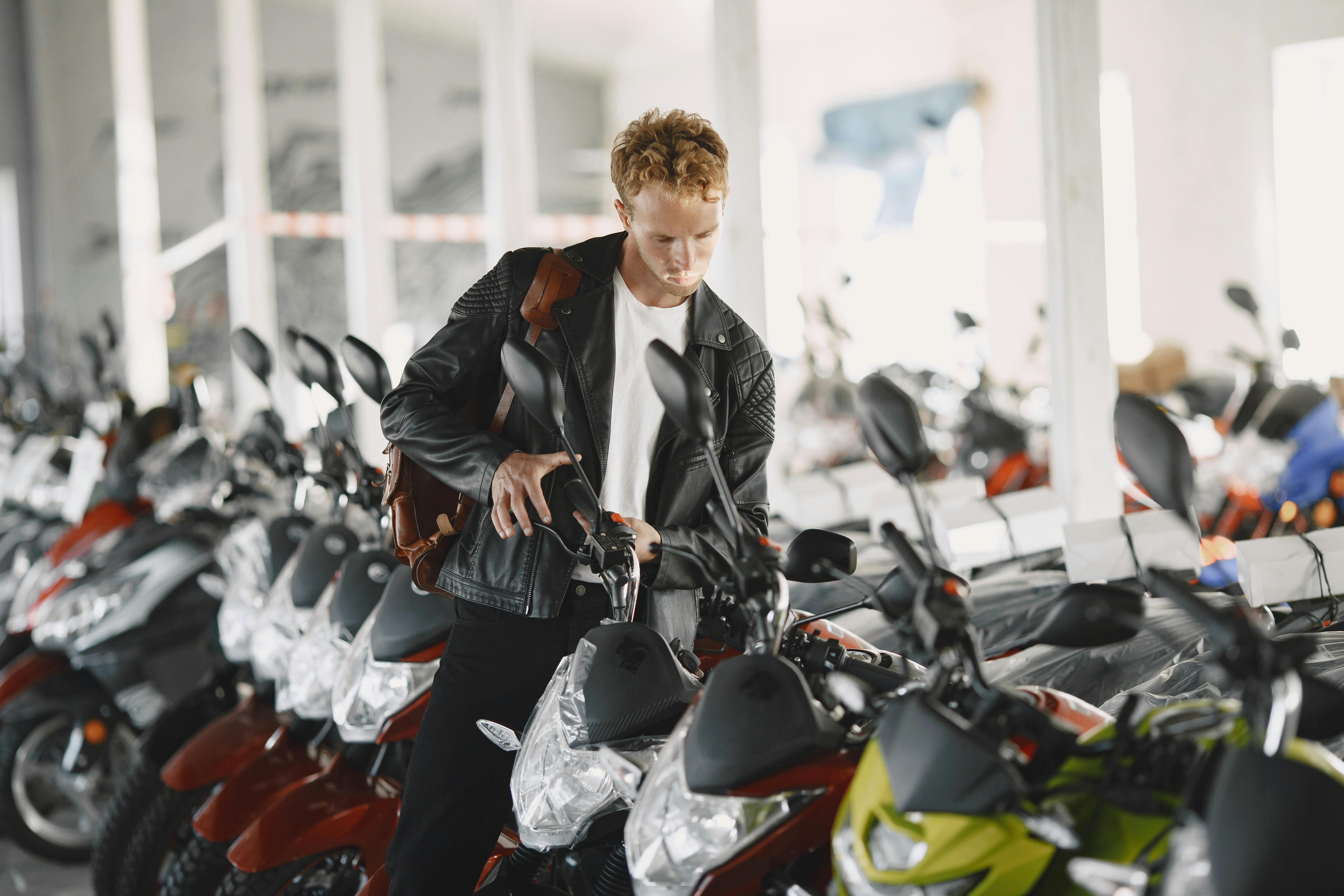 ¿Cuáles son los requisitos para conducir moto eléctrica en Colombia en 2026?