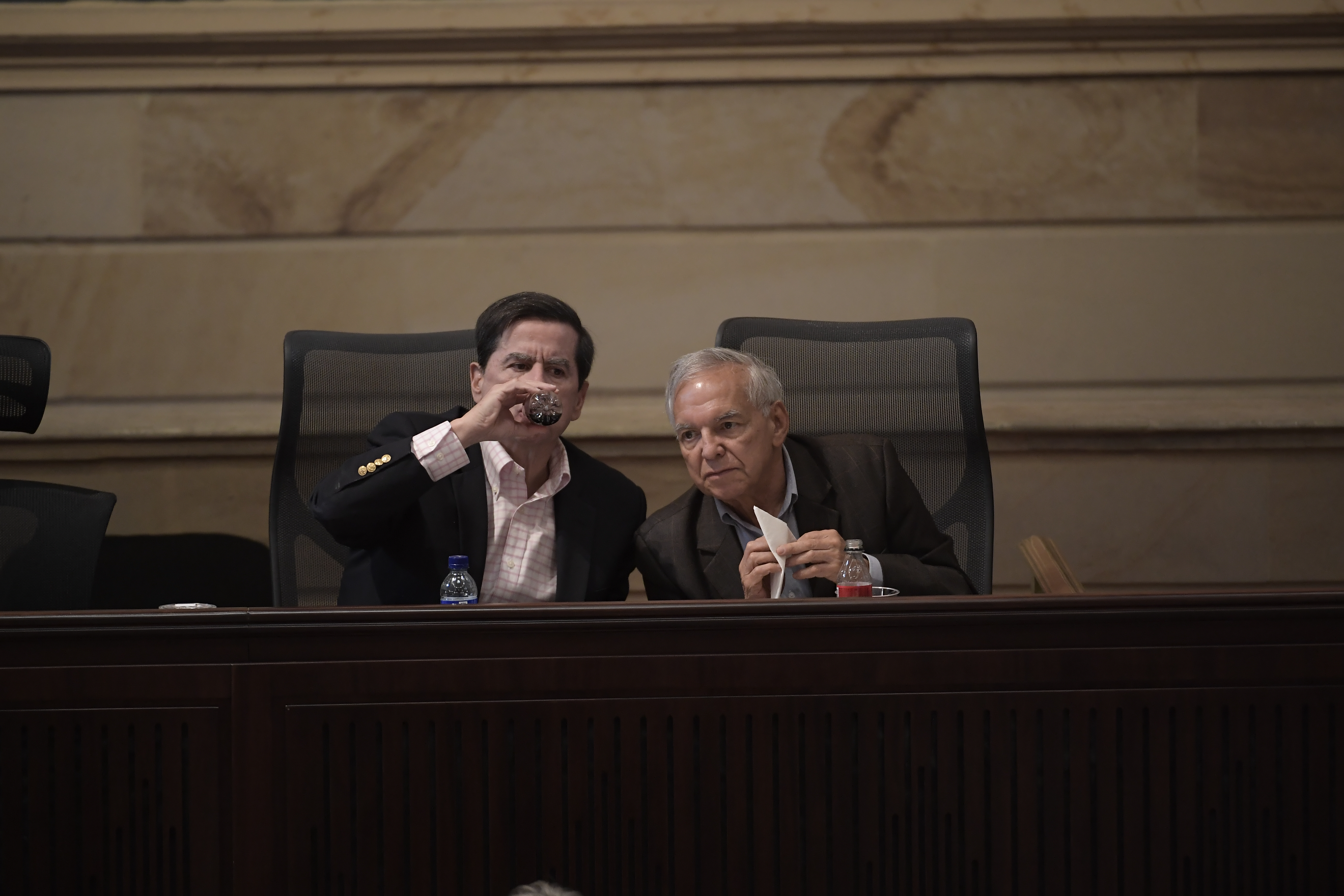 Ministro del interior y Ricardo Bonilla, ministro de hacienda en el debate para definir el monto del Presupuesto General de la Nación (PGN) para 2025 (izq-der).