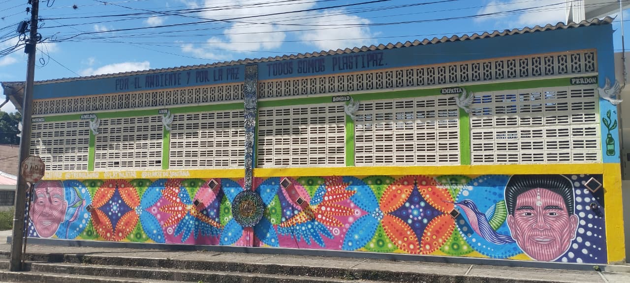 Más de 20 personas de todas las edades participaron en la co-creación de un Mural Sonoro Comunitario.