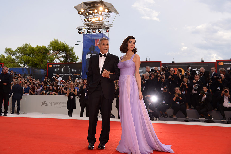 Tres meses después de tener bebés, Amal vuelve a la alfombra roja junto a George Clooney
