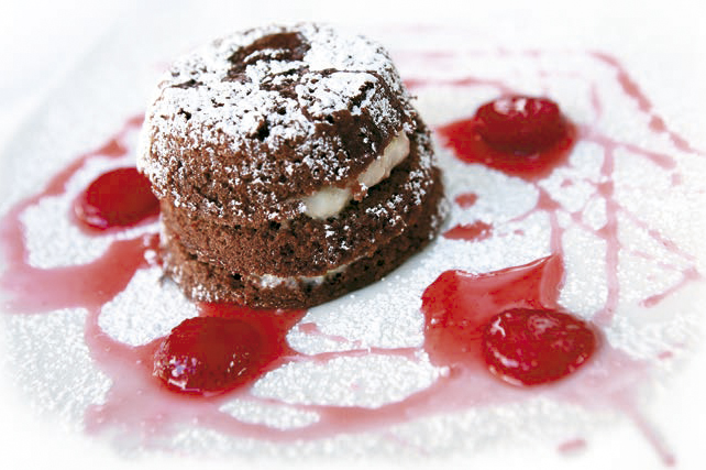 Ponquecitos de cocoa rellenos de guanábana con salsa de fresa