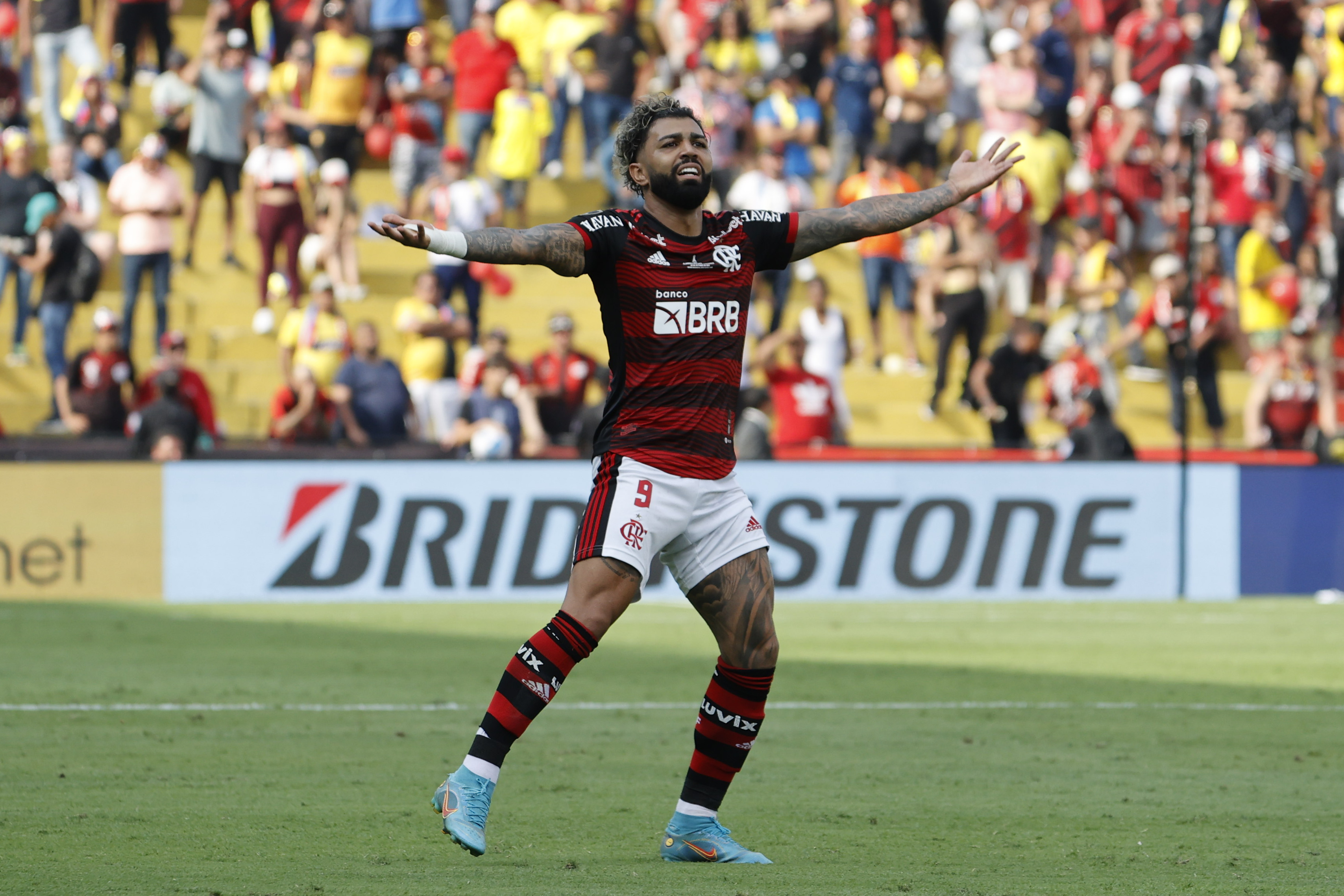 AMDEP9035. GUAYAQUIL (ECUADOR), 29/10/2022.- Gabriel Barbosa 'Gabi' de Flamengo celebra su gol hoy, la final de la Copa Libertadores entre Flamengo y Athletico Paranaense en el estadio Monumental Isidro Romero en Guayaquil (Ecuador). EFE/Mauricio Dueñas Castañeda