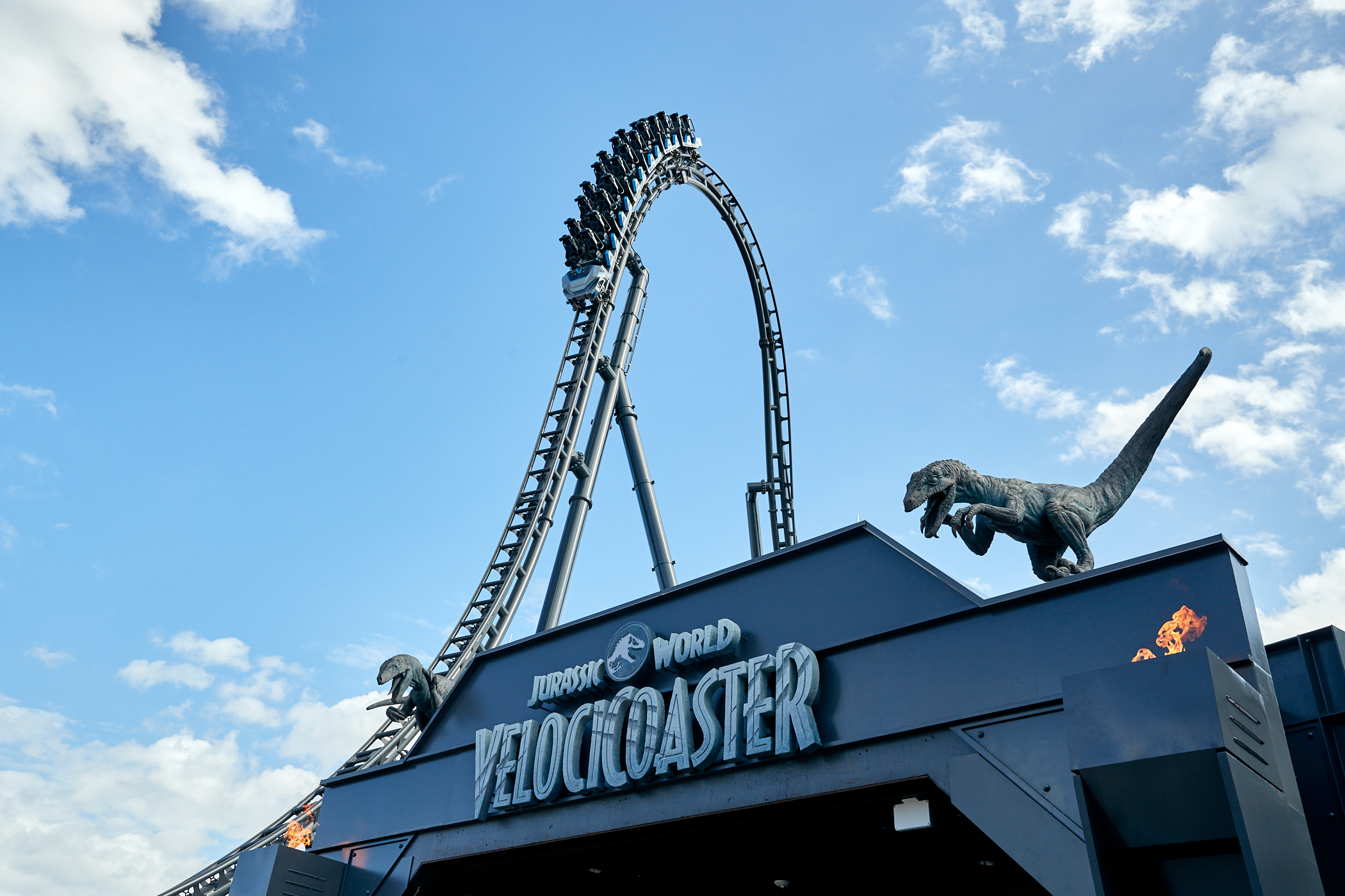 En fotos: adrenalina en VelociCoaster, la intensa montaña rusa de Jurassic World
