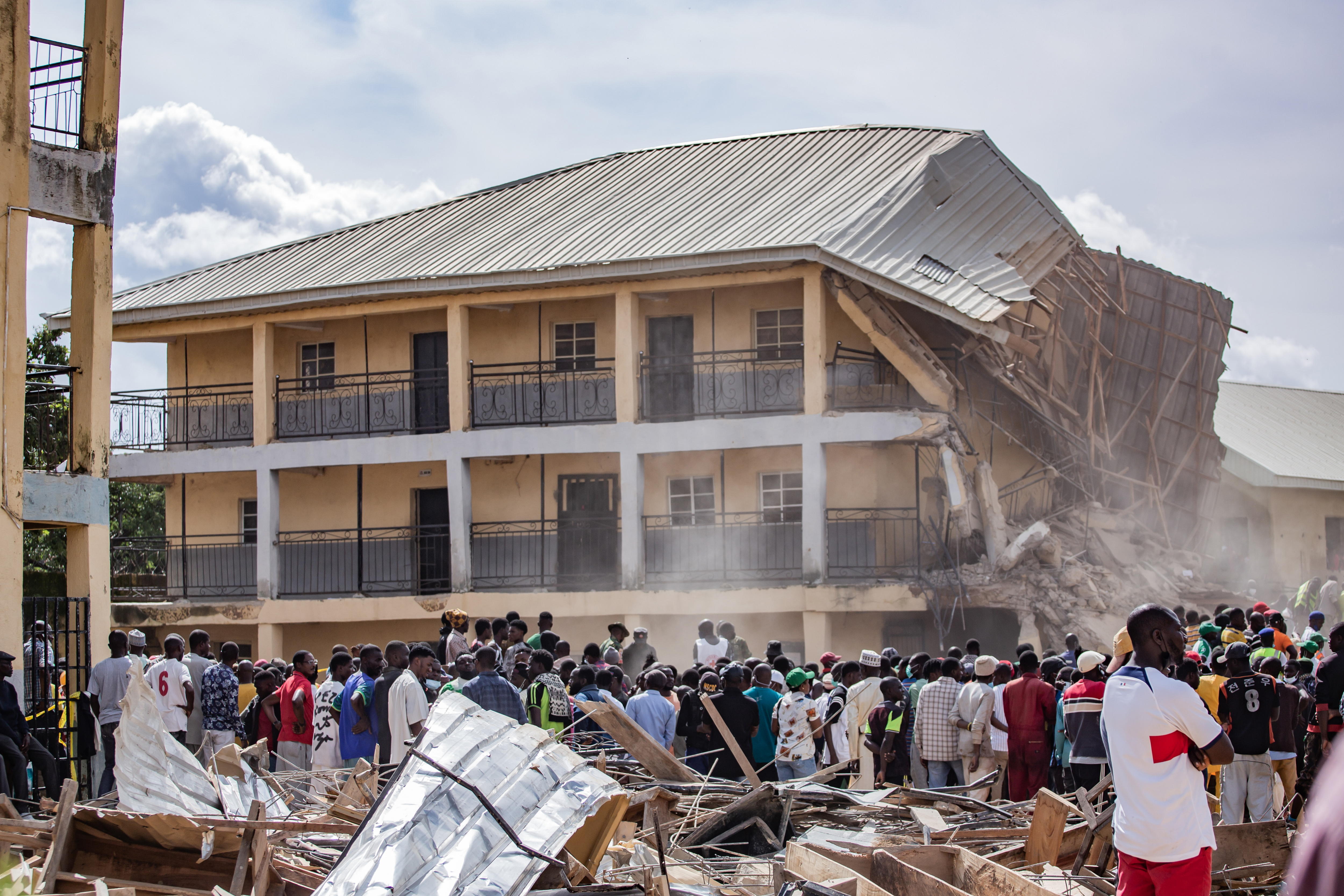 Derrumbe de una escuela en Nigeria deja más de una decena de alumnos muertos