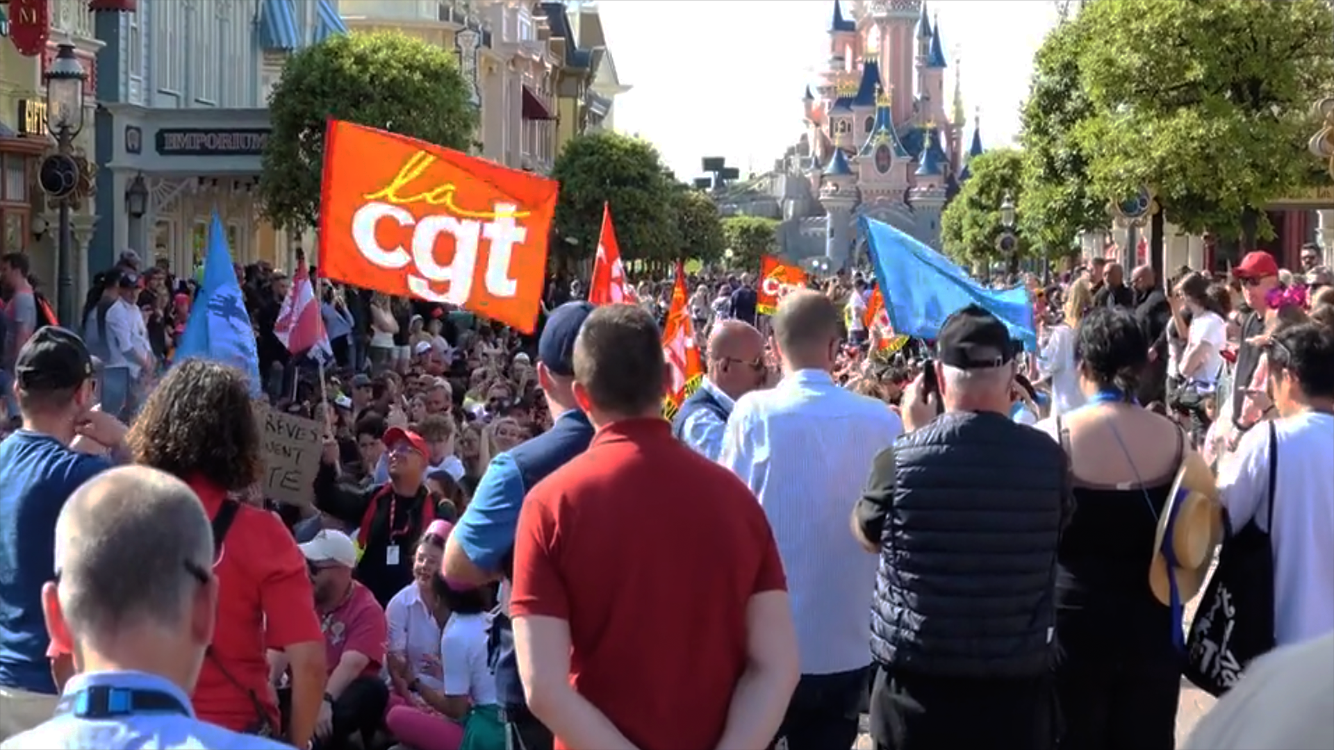 Trabajadores en Disneyland París protestan por mejores condiciones laborales