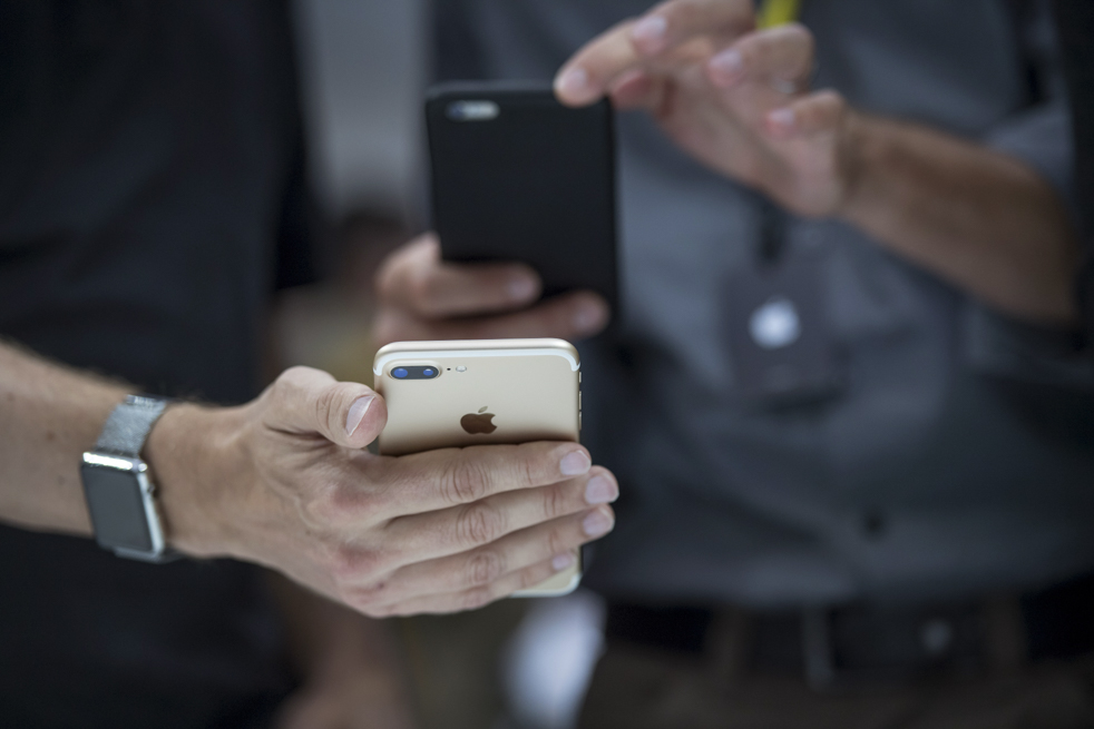 An attendee photographs the new Apple Inc. iPhone 7 during an event in San Francisco, California, U.S., on Wednesday, Sept. 7, 2016. Apple Inc. unveiled new iPhone models Wednesday, featuring a water-resistant design, upgraded camera system and faster processor, betting that after six annual iterations it can still make improvements enticing enough to lure buyers to their next upgrade. Photographer: David Paul Morris/Bloomberg
