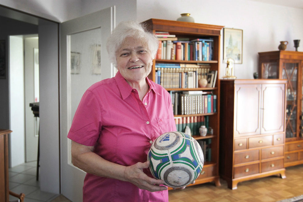 - Selección 'no oficial' -Pero pronto se vio obligada a abandonar el deporte que amaba por falta de una estructura organizada. Se centra entonces en el balonmano, hasta que se reencuentra por casualidad, con 27 años, con un grupo de chicas que habían creado un equipo en Wörrstadt, un pueblo cercano a Ingelheim, donde reside.