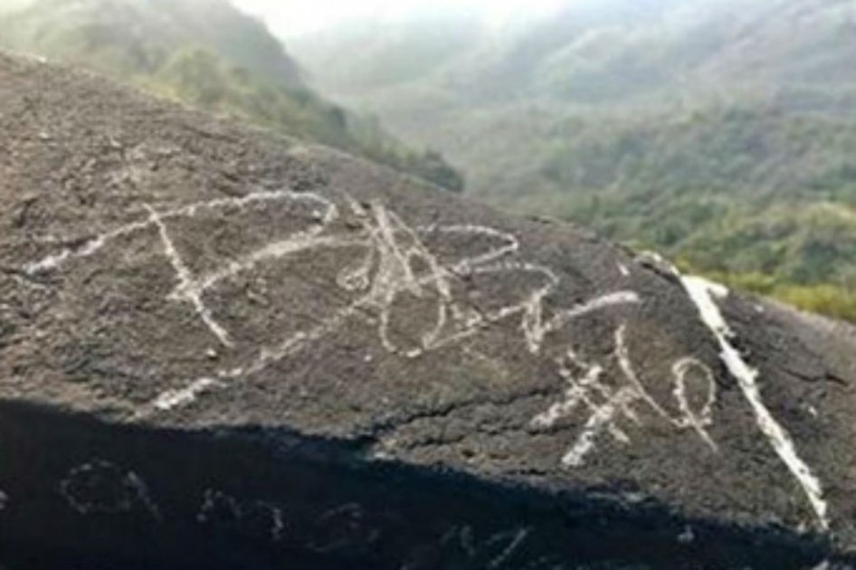 Bobby Brown dejó su firma en la muralla china.