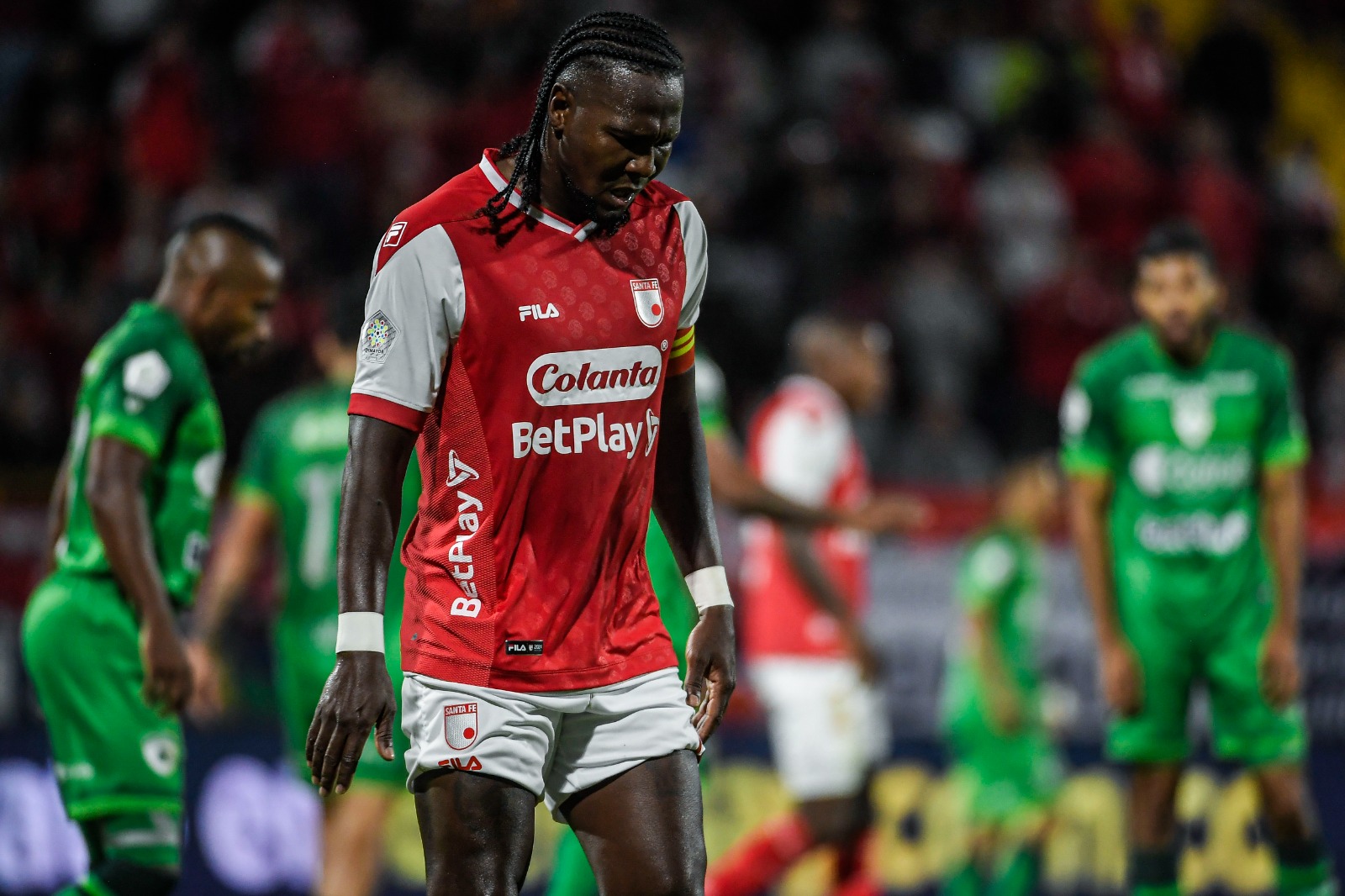 Con ese resultado, Santa Fe se quedó con seis unidades y ahora es segundo de la tabla, mientras que Equidad llegó a cinco unidades. Los albirrojos recibirán en la cuarta fecha al Bucaramanga, mientras que el equipo de Alexis García visitará al Once Caldas.