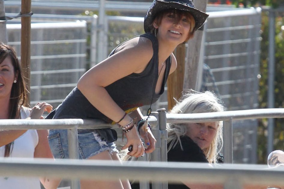 ‘Paris Jackson debe salir del psiquiátrico de inmediato’