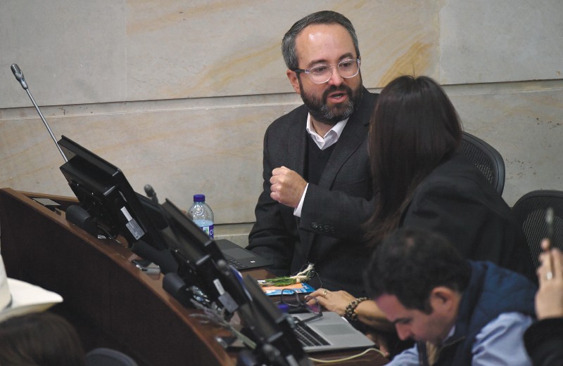 Estos son los contratos corruptos con los que se habría lucrado el senador Ciro Ramírez