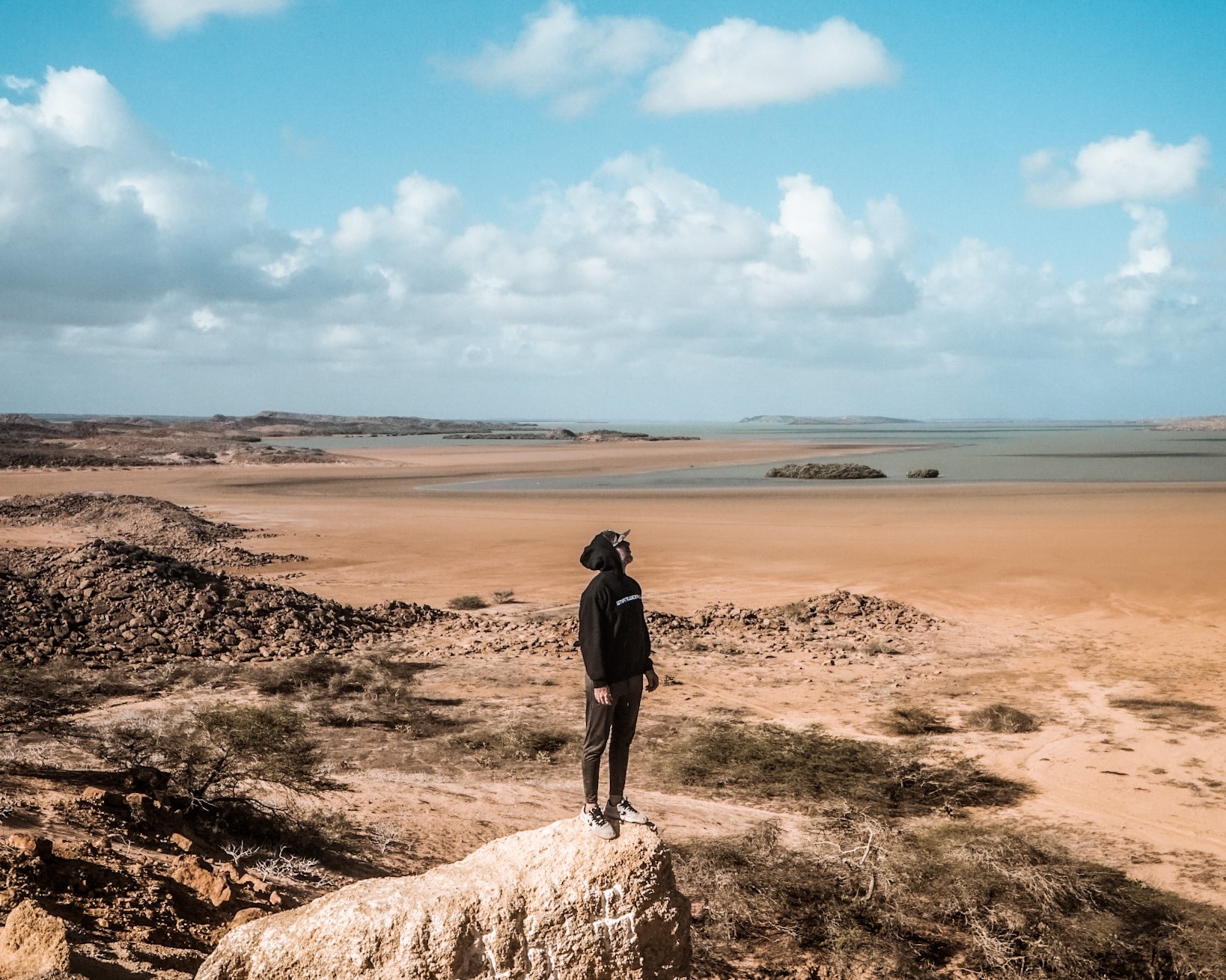 Las Travesías en el Desierto permiten a los viajeros sumergirse en la cultura Wayuu, explorando lugares emblemáticos como el Cabo de la Vela, Punta Gallinas y el Parque Nacional La Macuira.