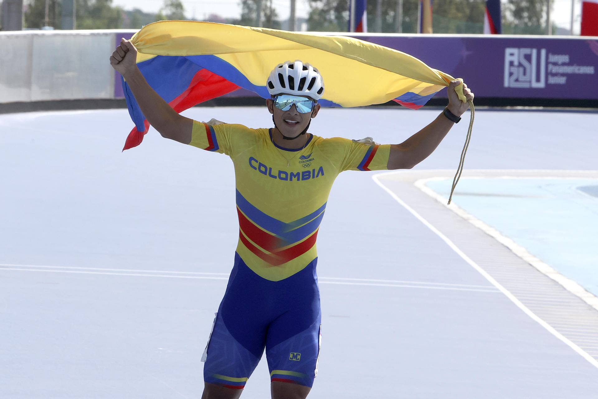 AMDEP1228. LUQUE (PARAGUAY), 20/08/2025.- Santiago Vásquez de Colombia celebra en la competencia de la categoría patinaje velocidad 500 metros distancia individual masculino, en los II Juegos Panamericanos Junior ASU 2025 este miércoles, en Luque (Paraguay). EFE/Rodrigo Sepulveda