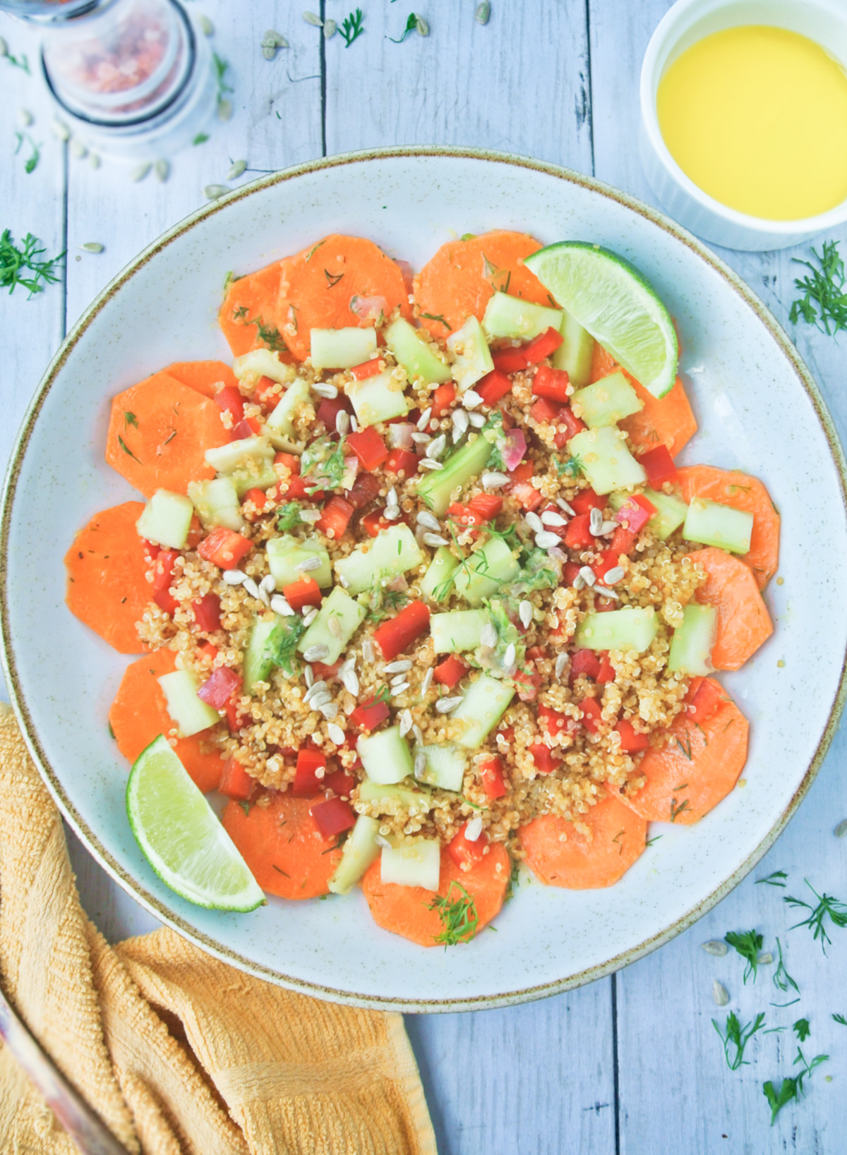 Pon semillas de girasol, cilantro, limón, vinagre y sal al gusto. Mezcla muy bien. Lleva a la mesa y disfruta.