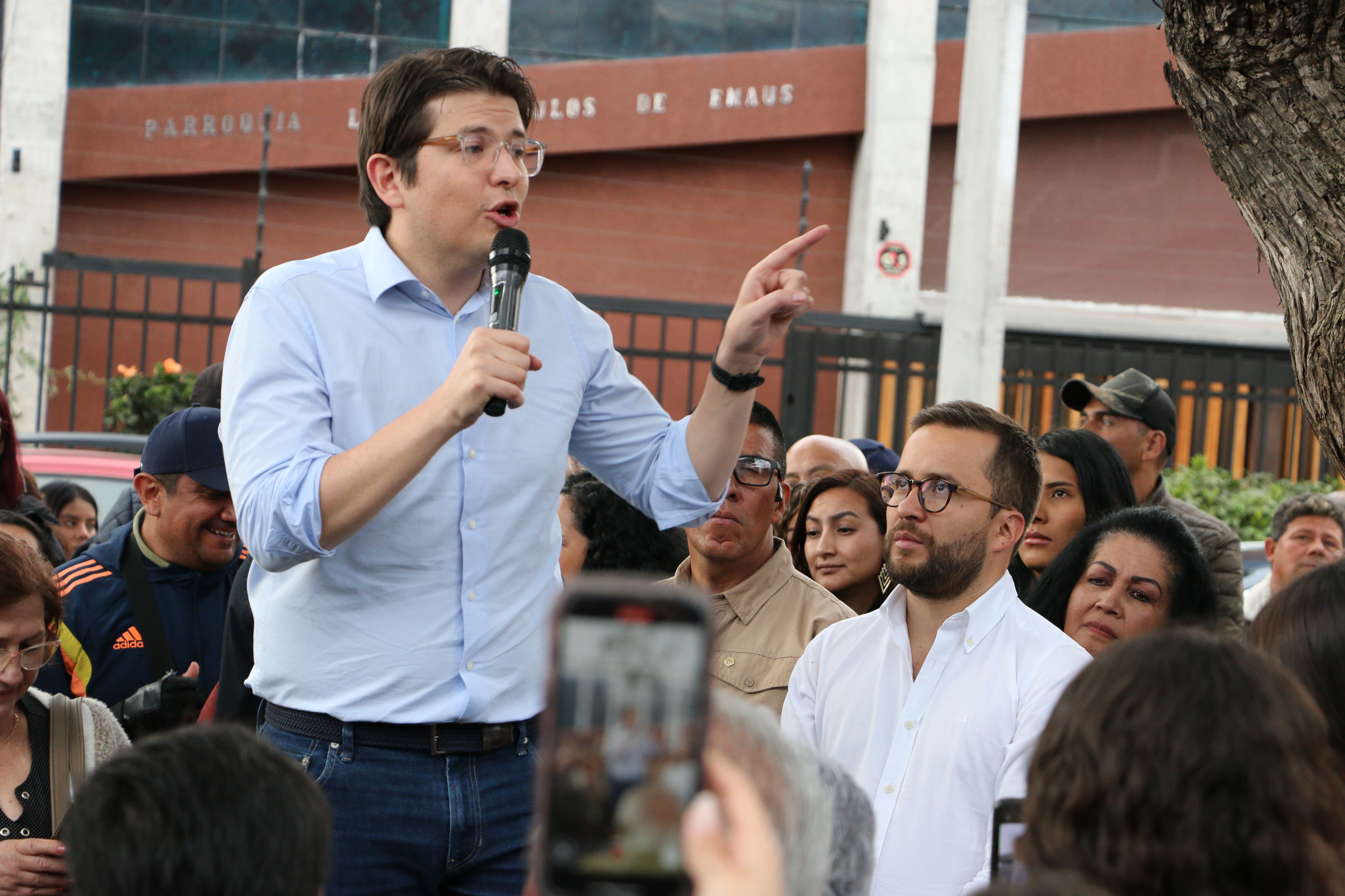 El concejal Andrés Barrios intervino antes  que el senador Miguel Uribe Turbay en el parque donde se desarrollaba el evento político que terminó abruptamente tras el atentado que sufrió el senador.