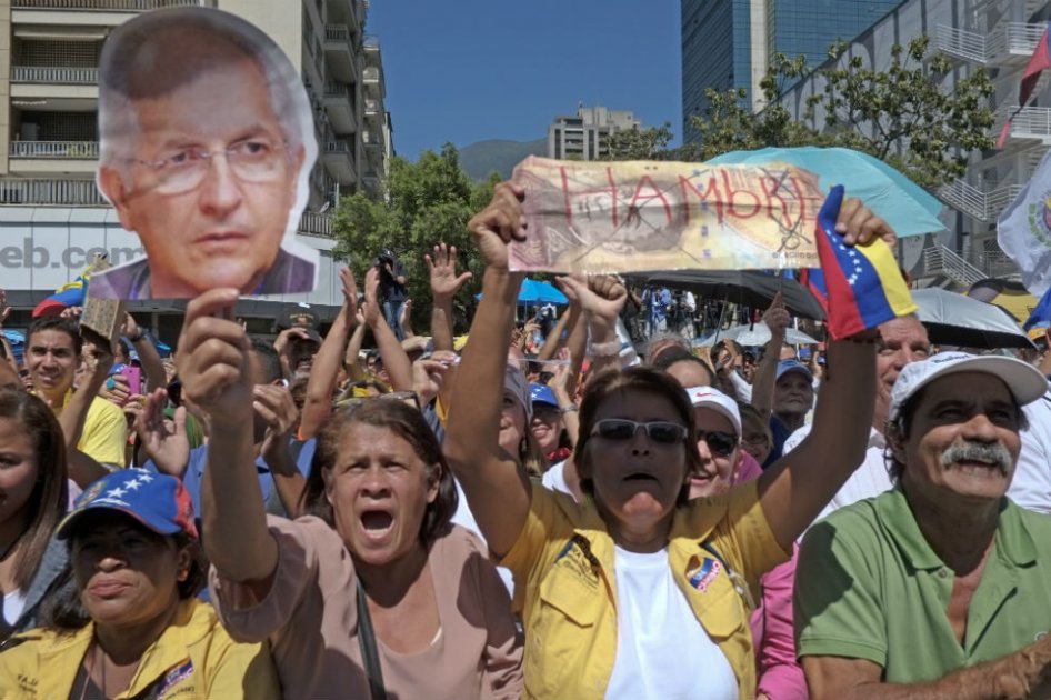 Chavismo y oposición se movilizan en Venezuela por decreto de emergencia