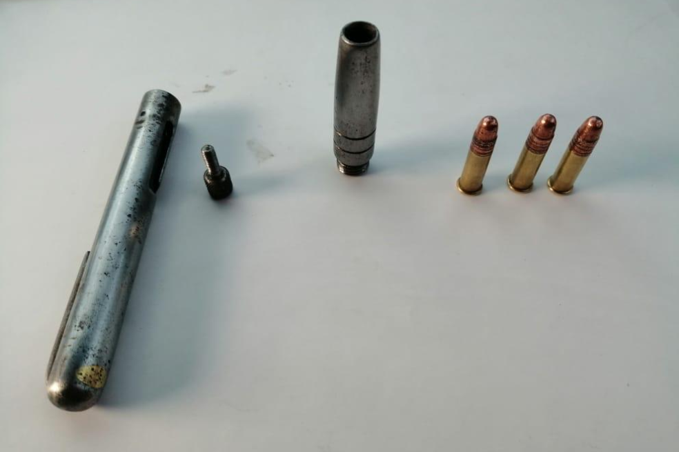 Arma artesanal del presunto ladrón, incautada por la Policía.
