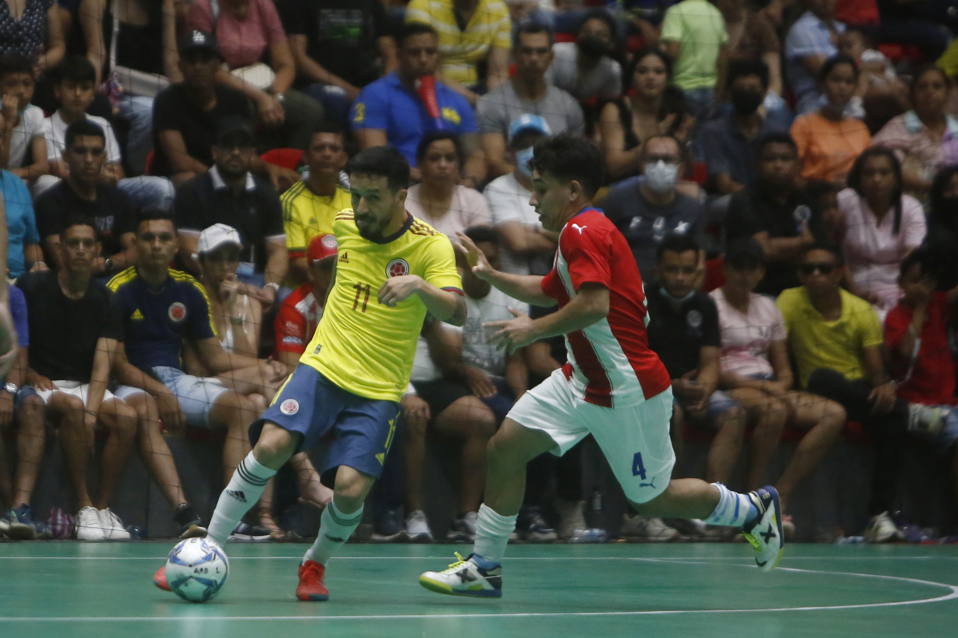 MED104. VALLEDUPAR (COLOMBIA), 29/06/2022.- Camilo Gómez (d) de Colombia disputa un balón con Jonatan Franco de Paraguay hoy, en un partido de fútbol sala masculino en los XIX Juegos Bolivarianos en Valledupar (Colombia). EFE/Luis Eduardo Noriega A.