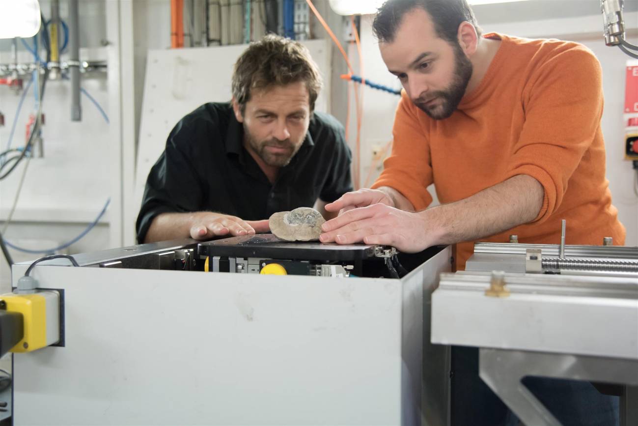 Para estudiar los huevos de Mussaurus el paleontólogo argentino Diego Pol (izquierda) se valió de la Instalación Europea de Radiación Sincrotrón (ESRF) en Francia.