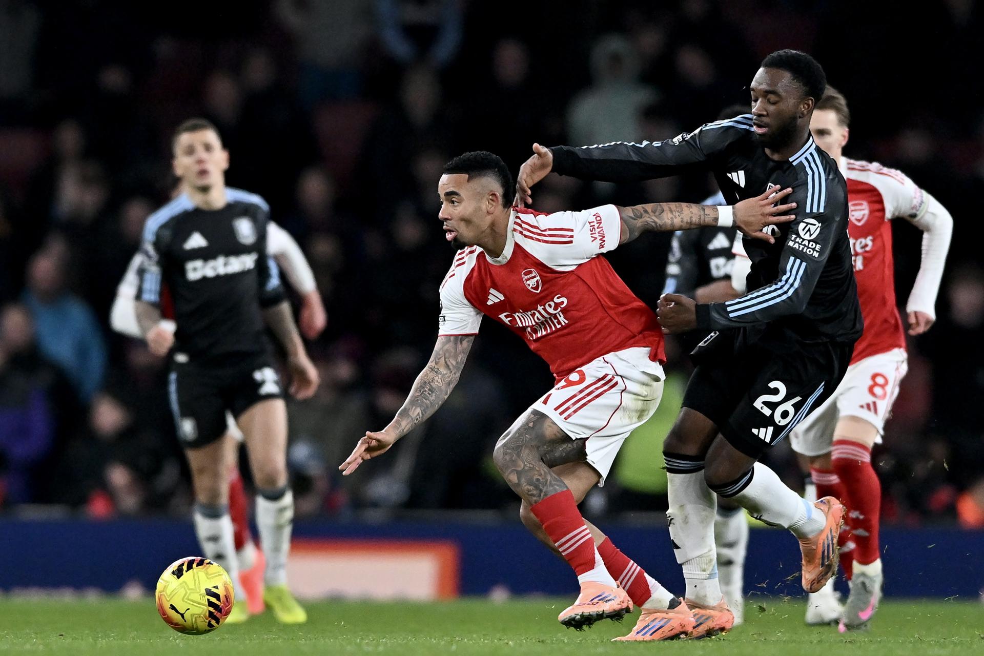 LONDON (United Kingdom), 30/12/2025.- Arsenal's Gabriel Jesus (L) in action against Aston Villa's Lamare Bogarde (R) during the English Premier League match between Arsenal FC and Aston Villa, in London, Britain, 30 December 2025. (Reino Unido, Londres) EFE/EPA/VINCE MIGNOTT EDITORIAL USE ONLY. No use with unauthorized audio, video, data, fixture lists, club/league logos, 'live' services or NFTs. Online in-match use limited to 120 images, no video emulation. No use in betting, games or single club/league/player publications.
