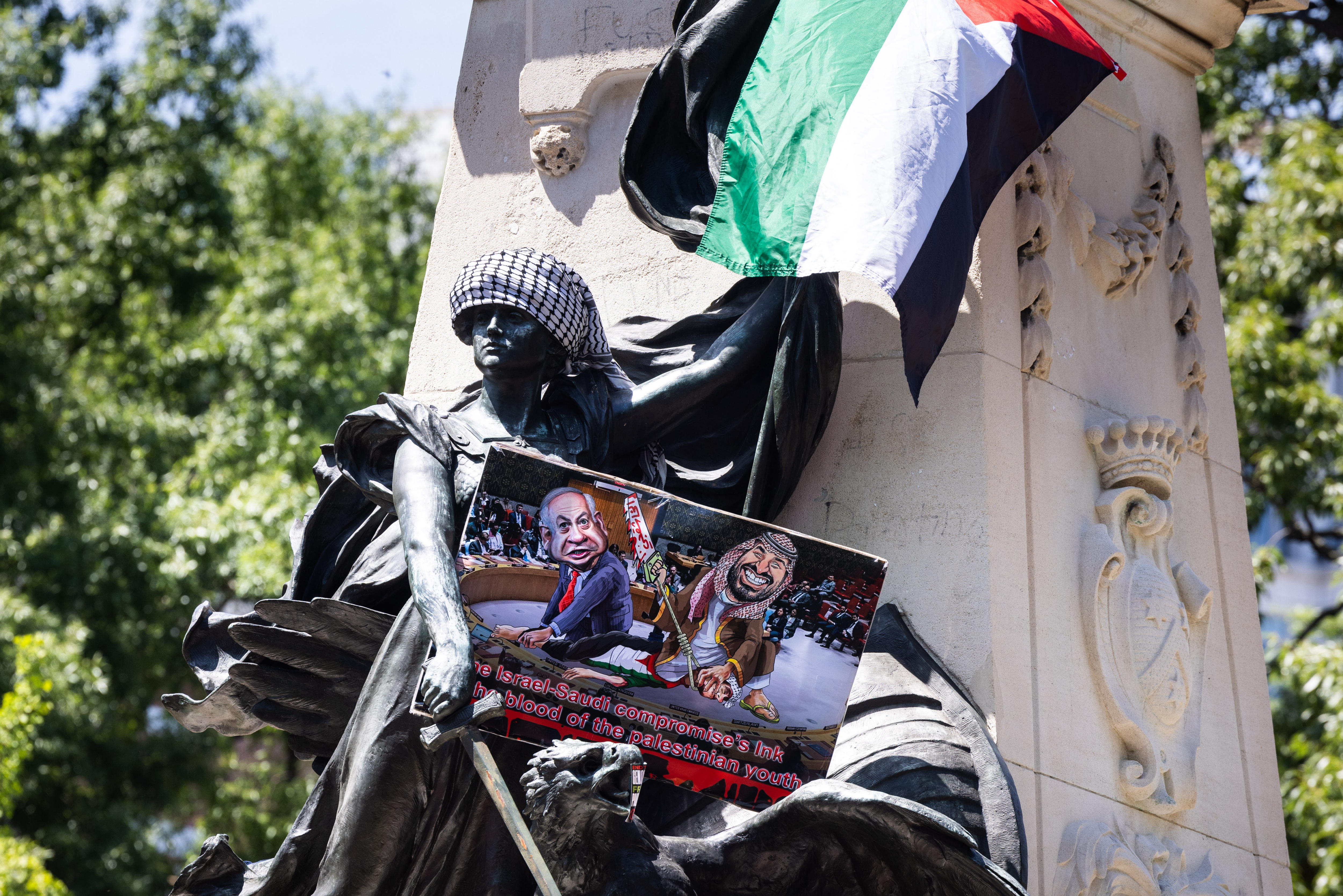 Washington (United States), 08/06/2024.- Supporters of Palestine leave a sign criticizing Israeli Prime Minister Benjamin Netanyahu on the Rochambeau statue outside the White House to protest Israel's ongoing incursion into Gaza in Washington, DC, USA, 08 June 2024. More than 36,000 Palestinians and over 1,400 Israelis have been killed, according to the Palestinian Health Ministry and the Israel Defense Forces (IDF), since Hamas militants launched an attack against Israel from the Gaza Strip on 07 October 2023, and the Israeli operations in Gaza and the West Bank which followed it. (Protestas) EFE/EPA/JIM LO SCALZO