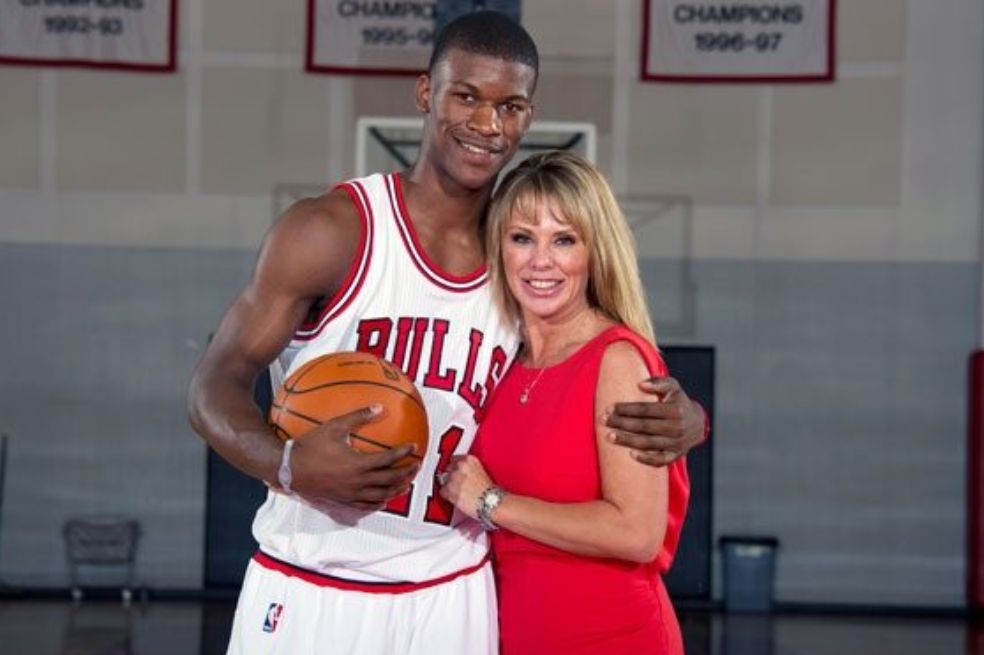 Jimmy Butler con su mamá putativa, Michelle Leslie.