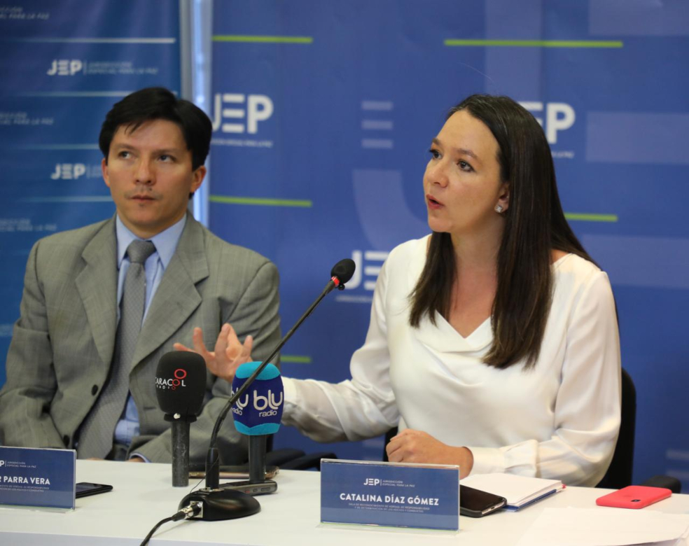 Pie de foto: Magistrados de la Sala de Reconocimiento, Oscar Parra y Catalina Díaz / JEP