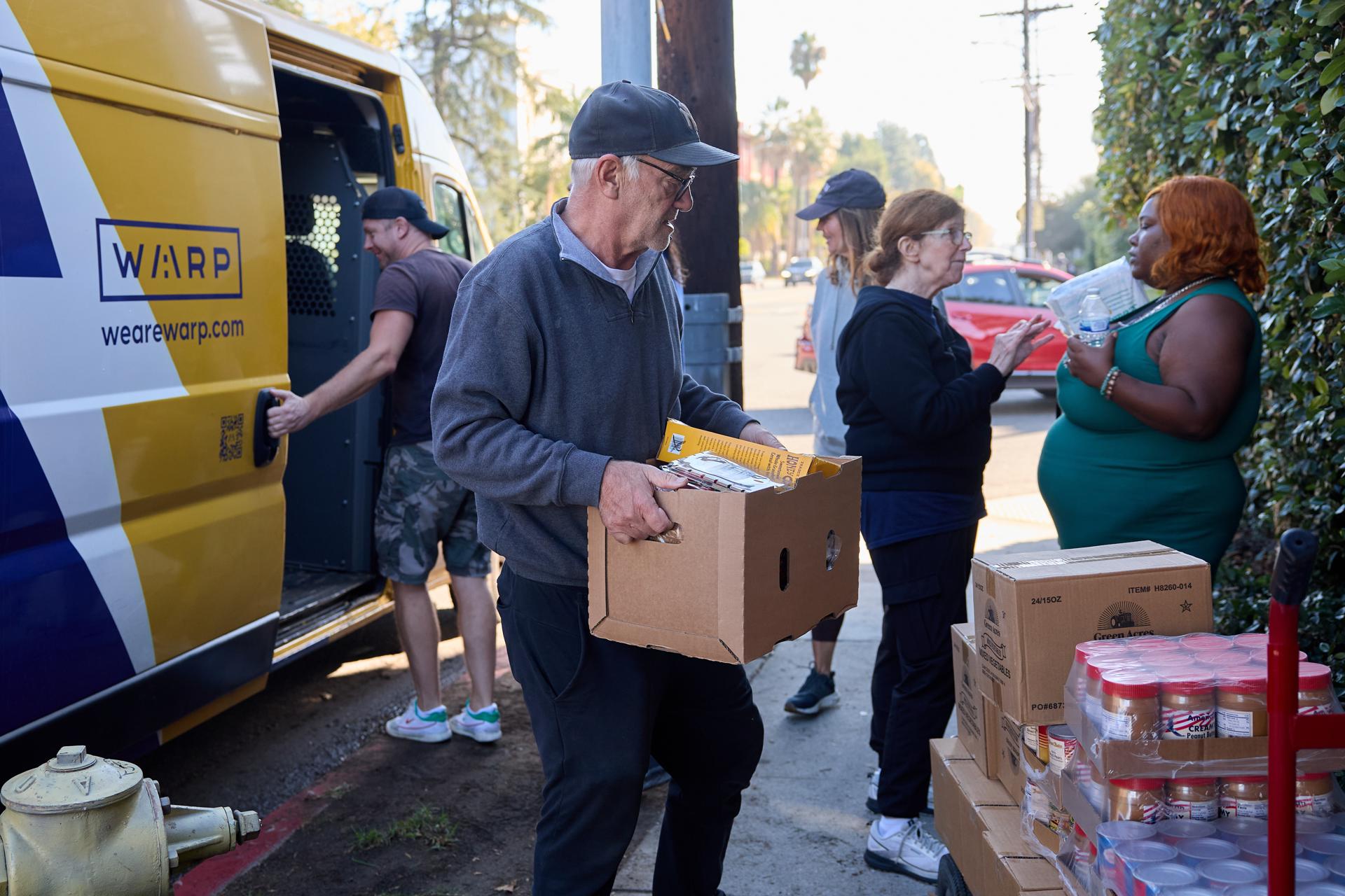 LOS ANGELES (United States), 24/10/2025.- Volunteers unload food donations at the North Hollywood Interfaith Food Pantry in Los Angeles, California, USA, 24 October 2025. Several US states warned they will be forced to suspend Supplemental Nutrition Assistance Program (SNAP) benefits from 01 November if the government shutdown continues. SNAP, commonly known as 'food stamps,' serves about 42 million low-income Americans. EFE/EPA/ALLISON DINNER