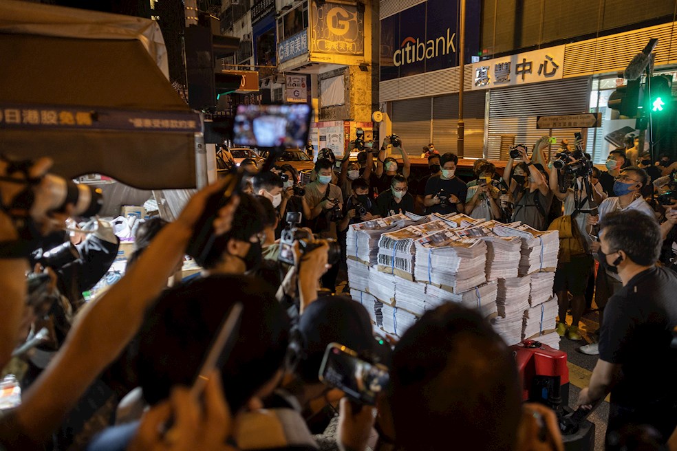 Pasada la medianoche, muchas personas se dieron cita en la sede de Apple Daily para adquirir el último número del rotativo, que saca hoy una publicación especial con un millón de copias tras 26 años de existencia.