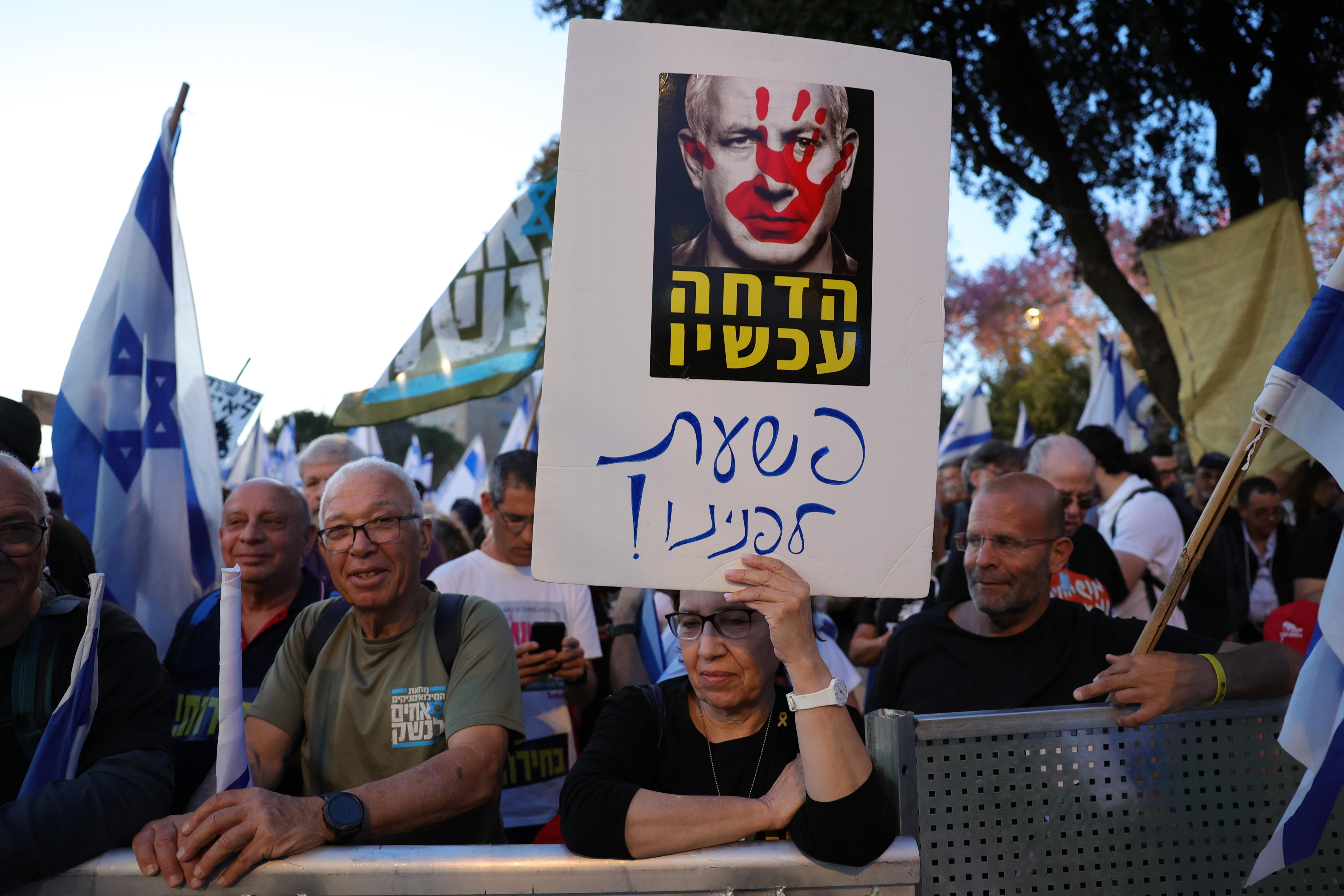 Jerusalem (-), 31/03/2024.- An anti-government protester holds a sign reading 'Impeachment now' during a rally calling for the release of hostages held by Hamas and the Israeli prime minister's resignation outside the Knesset, the Israeli parliament, in Jerusalem, 31 March 2024. According to the Israel Defense Forces (IDF), 134 Israeli hostages are currently being held by Hamas in Gaza. Protesters declared four days of demonstrations outside the Knesset, including setting up tents until the return of all the hostages and an immediate dissolution of Israel's government. More than 32,700 Palestinians and over 1,450 Israelis have been killed, according to the Palestinian Health Ministry and the Israel Defense Forces (IDF), since Hamas militants launched an attack against Israel from the Gaza Strip on 07 October 2023, and the Israeli operations in Gaza and the West Bank which followed it. (Protestas, Jerusalén) EFE/EPA/ABIR SULTAN