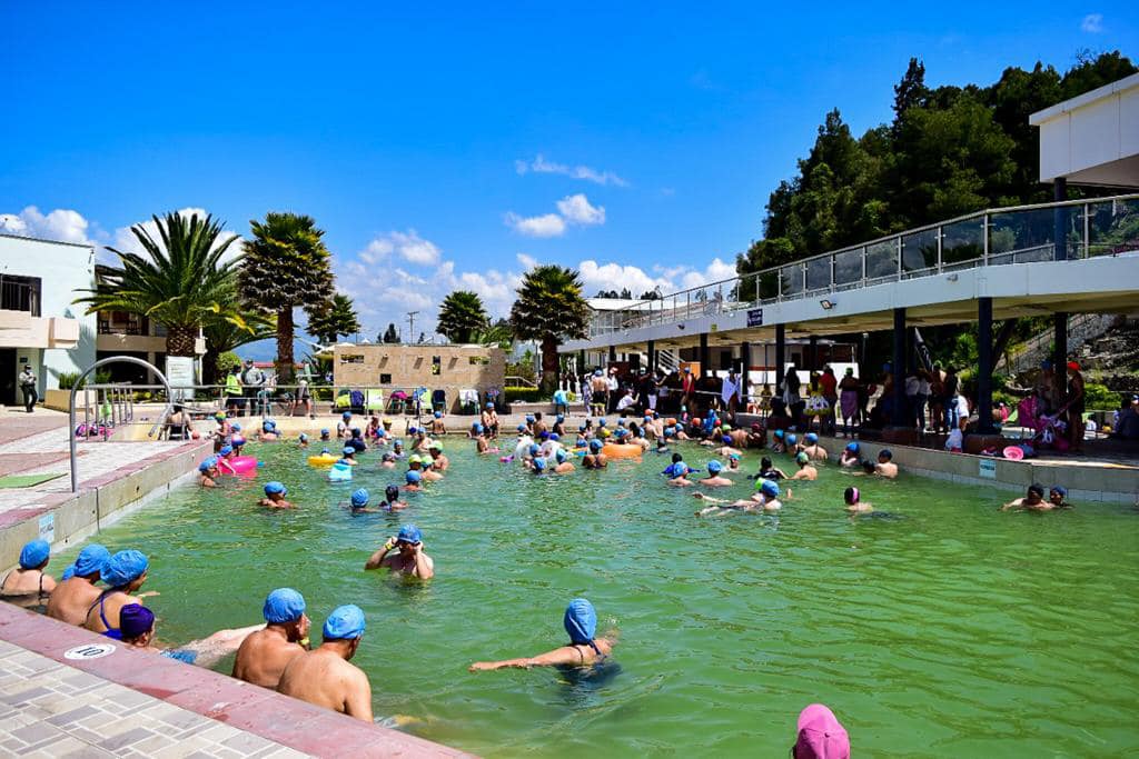 Las aguas termales de Paipa emergen de la tierra a una temperatura entre 38°C y 40°C. Estas aguas son ricas en minerales como azufre, hierro, magnesio y sodio, los cuales se cree que tienen propiedades terapéuticas, especialmente beneficiosas para personas con afecciones musculares, reumáticas o de la piel.