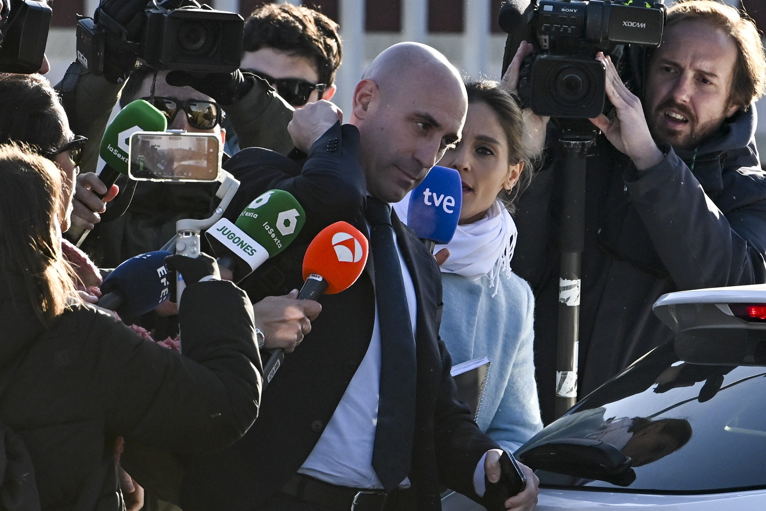 SAN FERNANDO DE HENARES (MADRID) 14/02/2025.- El expresidente de la RFEF Luis Rubiales a su llegada a la Audiencia Nacional en San Fernando de Henares, Madrid, este viernes. La Audiencia Nacional acoge los últimos informes de las acusaciones y defensas del juicio al expresidente de la Federación Española de Fútbol Luis Rubiales por agresión sexual y coacciones a la futbolista Jenni Hermoso. EFE/ Fernando Villar