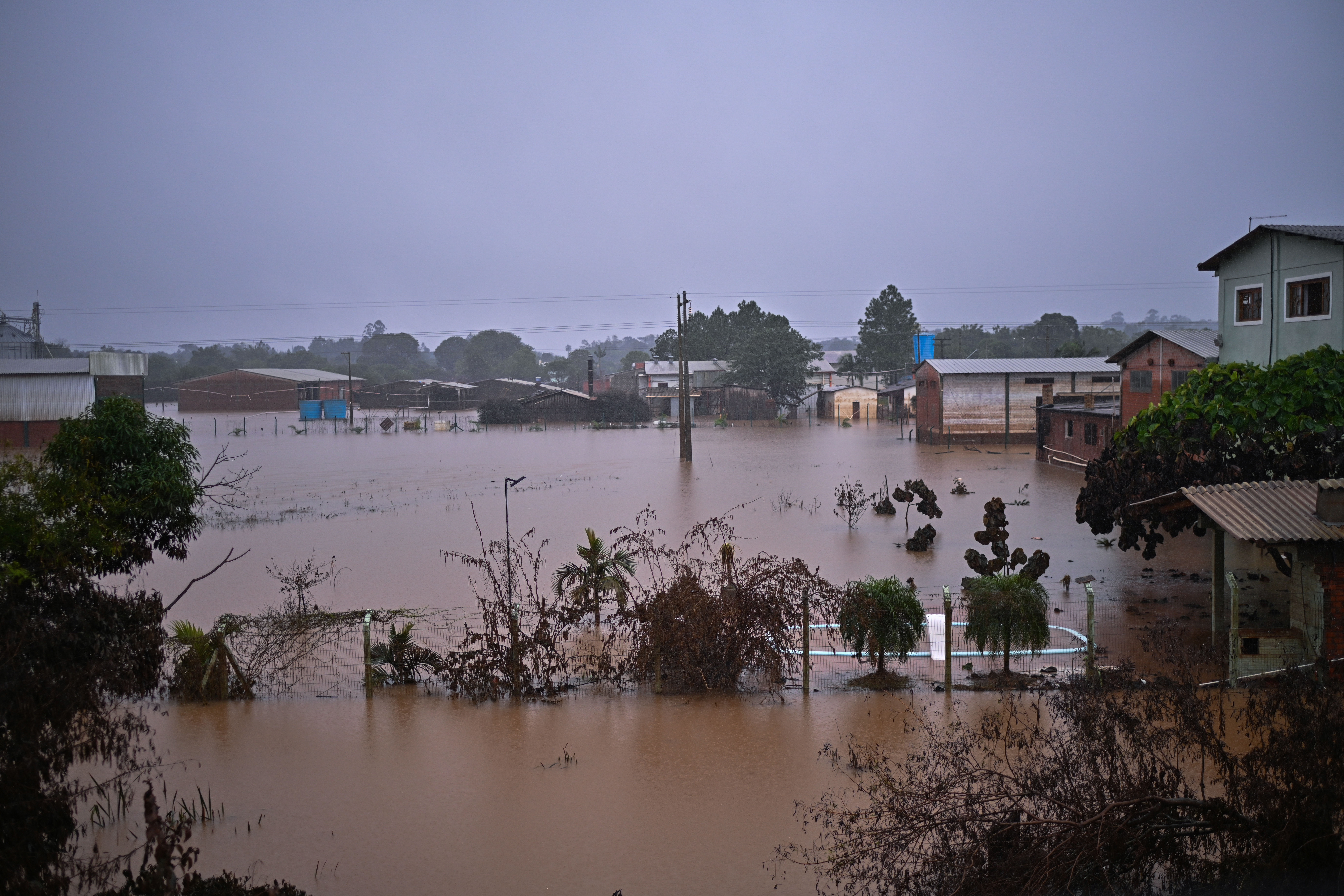 -FOTODELDÍA- AME5573. RIO PARDO (BRASIL), 12/05/2024.- Fotografía que muestra la magnitud de una inundación este domingo en el municipio de Río Pardo, estado de Rio Grande do Sul (Brasil). La tragedia que se vive en el sur de Brasil, donde las inundaciones por las fuertes lluvias que azotan la región desde hace dos semanas ya han dejado 144 muertos y 125 desaparecidos, puede empeorar en las próximas horas debido a la crecida de los ríos por los temporales de este domingo. EFE/ Andre Borges