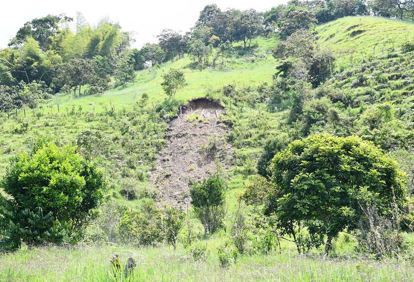 La comunidad alerta que desde hace un mes se han agrietados las montañas.