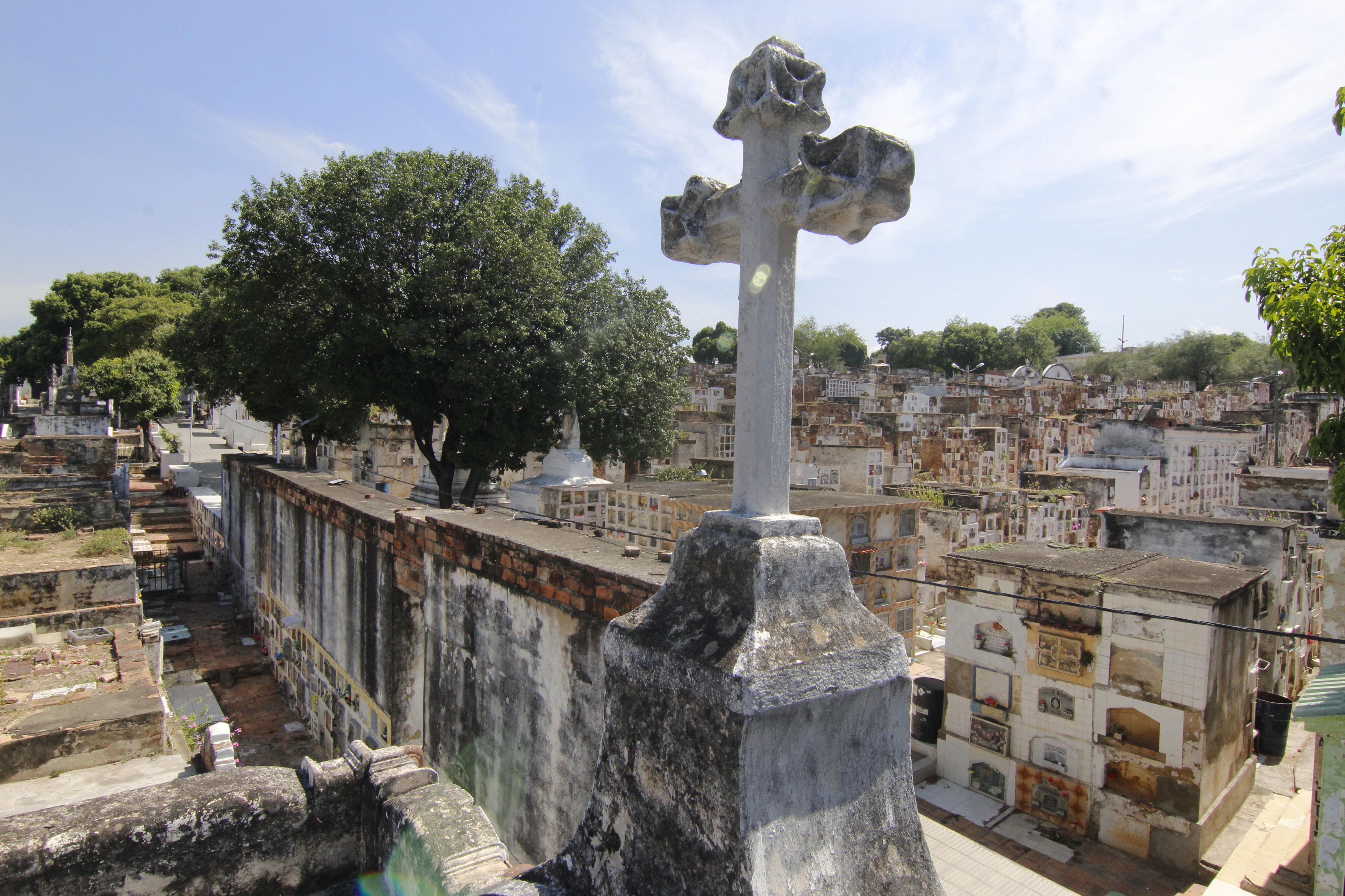 AME4210. CÚCUTA (COLOMBIA), 02/10/2023.-Fotografía general del Cementerio Central hoy, en Cúcuta (Colombia). La Unidad de Búsqueda de Personas dadas por Desaparecidas (UBPD) y la Jurisdicción Especial para la Paz (JEP) iniciaron este lunes la cuarta fase de intervención del Cementerio Central de Cúcuta, en el cual hay identificados 23 sitios de interés forense con centenares de restos de víctimas del conflicto armado colombiano. EFE/Mario Caicedo