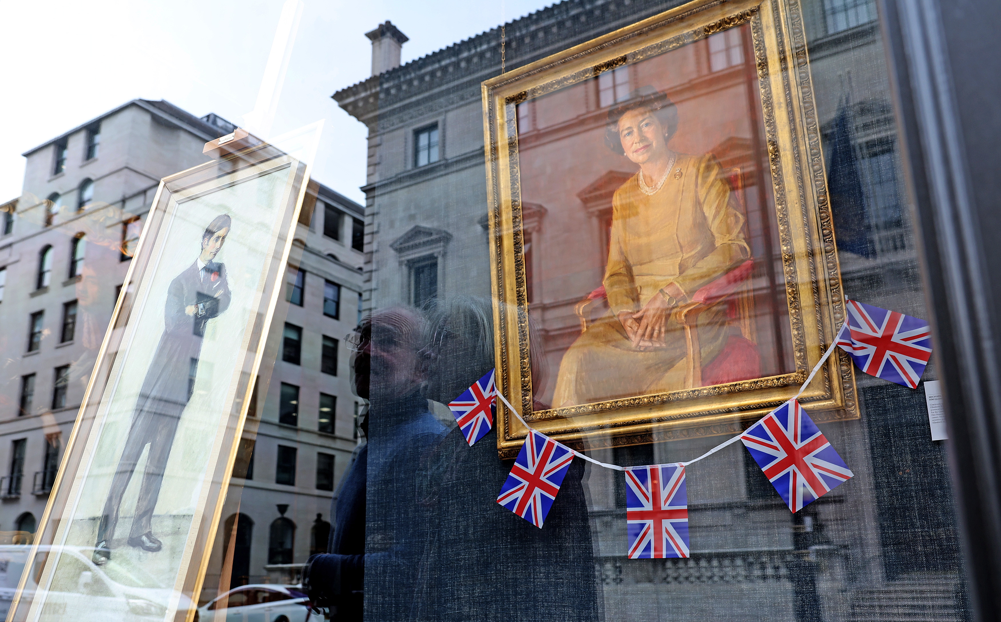 London (United Kingdom), 04/05/2023.- An art gallery displays Royal portraits in London, Britain, 04 May 2023. Britain's King Charles III's Coronation takes place at Westminster Abbey in London on 06 May 2023. (Reino Unido, Londres) EFE/EPA/CATHAL MCNAUGHTON