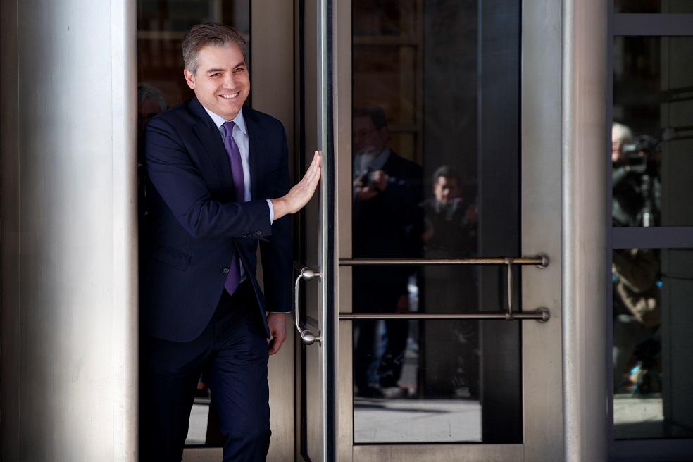 Juez federal ordena a la Casa Blanca devolver acreditación a periodista de CNN