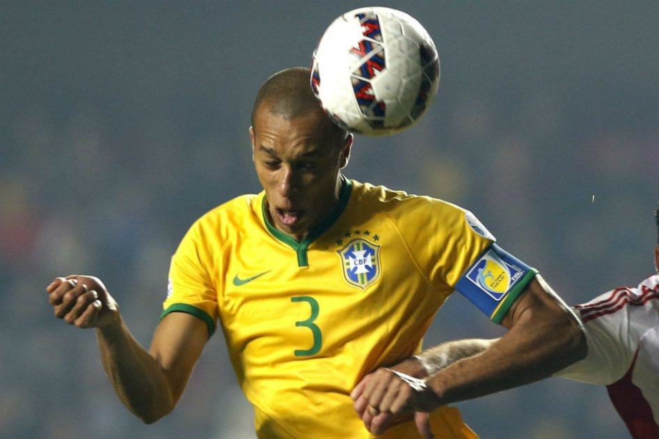 Miranda completa su fichaje por el Inter