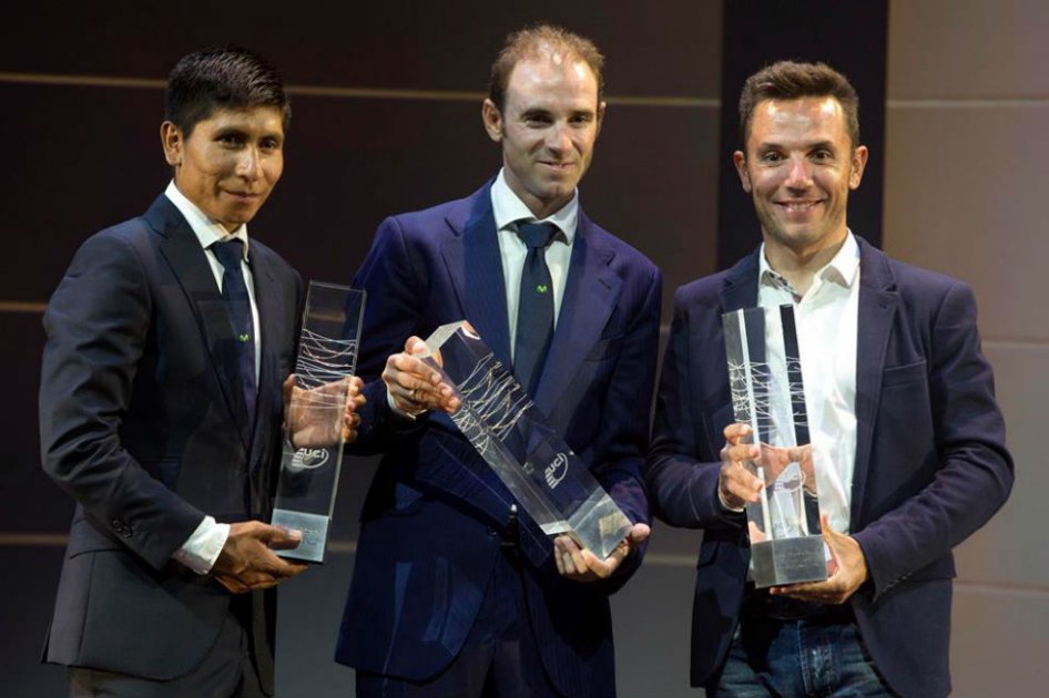 Nairo Quintana (i), Alejandro Valverde (c) y Purito Rodríguez (d), durante la gran Gala UCI del Ciclismo y sus premios WorldTour. Foto: Movistar Team