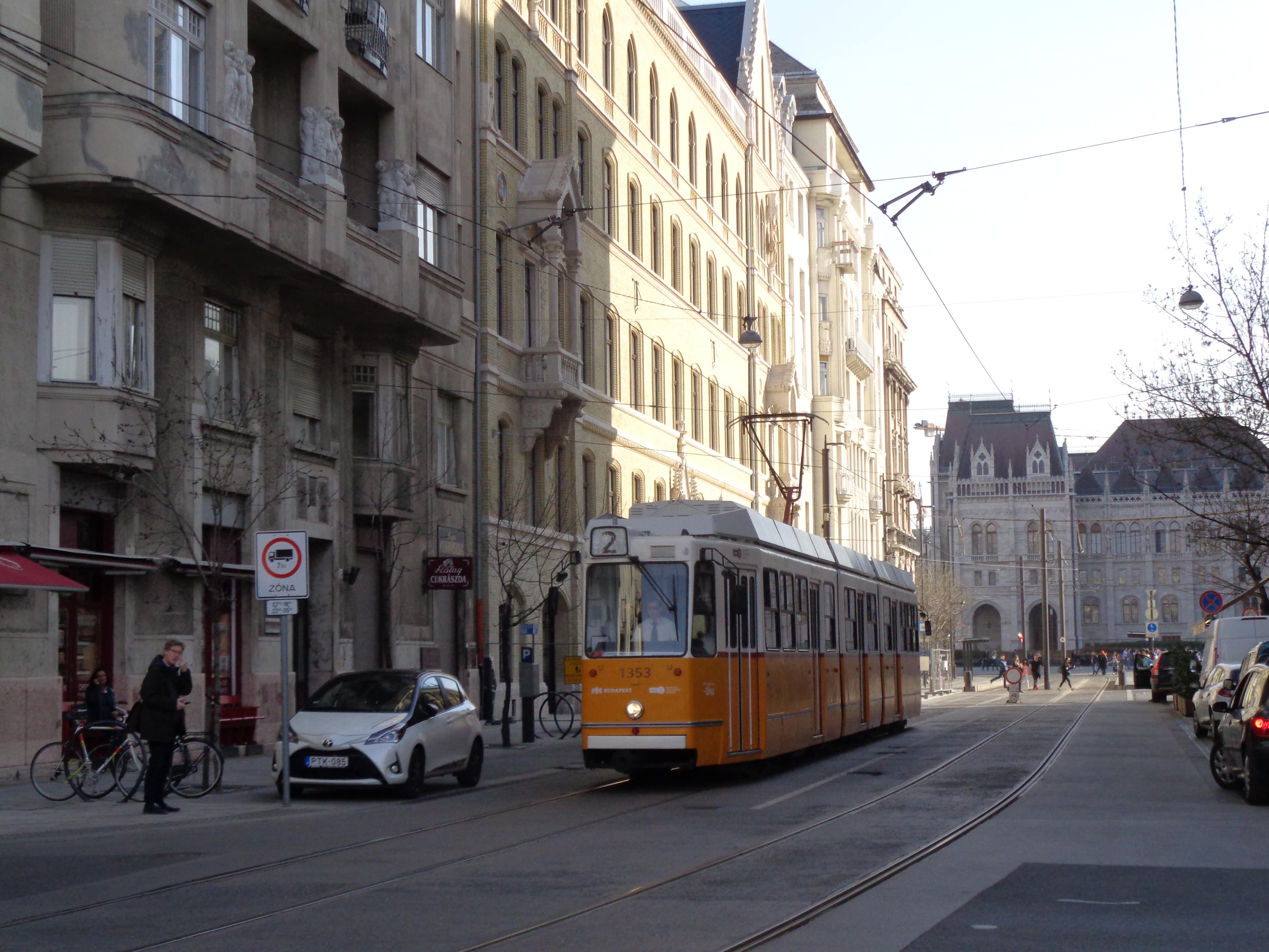 Budapest conserva todo el encanto del pasado. La ruta número 2 es uno de los tranvías históricos más famosos.