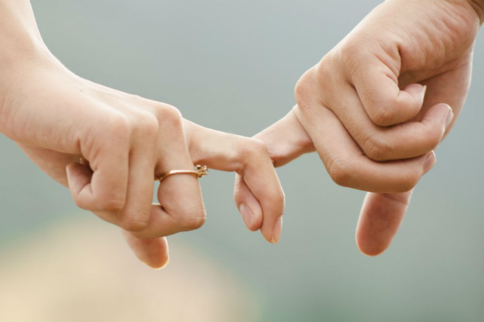 Escuela en Gales expulsará a estudiantes que tengan novio o novia