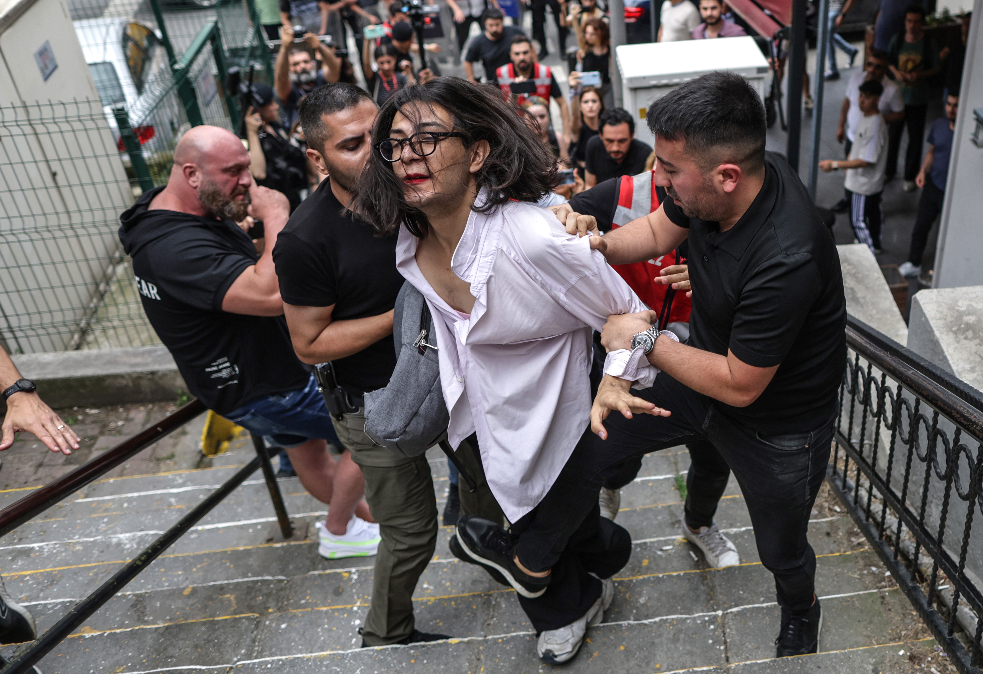 Durante la marcha del orgullo en Estambul, la policía arrestó a sus participantes