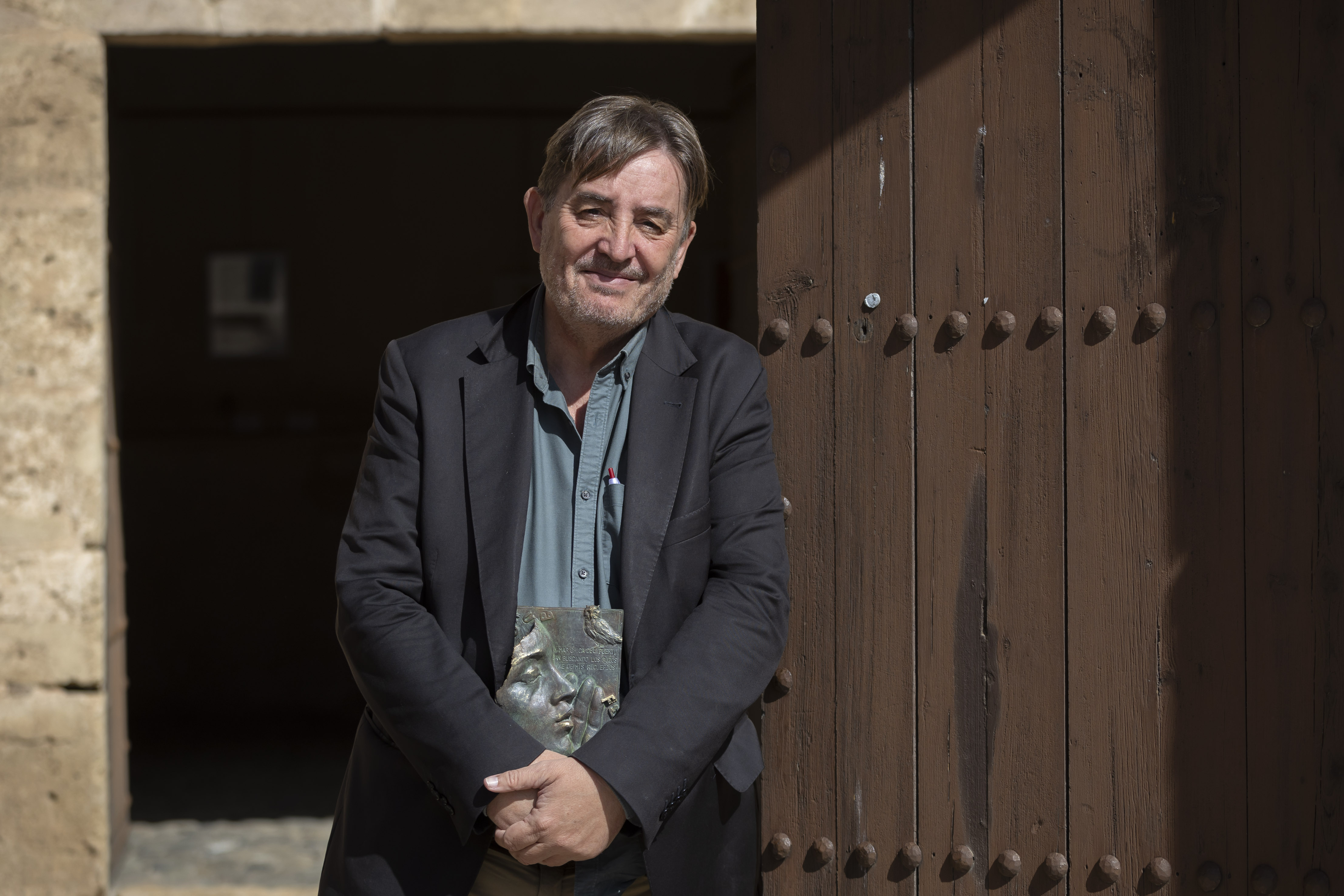 RINCÓN DE LA VICTORIA (MÁLAGA), 17/10/2024.- El poeta y director del Instituto Cervantes, Luis García Montero, momentos antes de recibir el Premio Antorcha de Honor que otorgan la Fundación Manuel Alcántara y el Ayuntamiento de Rincón de la Victoria a su trayectoria poética y ha dicho: "La poesía es una buena vacuna en este mundo de poca reflexión", este jueves en la Casa Fuerte Bezmiliana de dicha localidad malagueña. EFE/Álvaro Cabrera