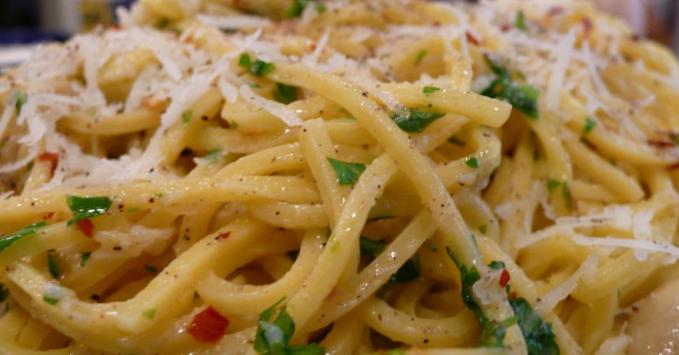En cinco minutos obtén una rica pasta con queso azul y limón