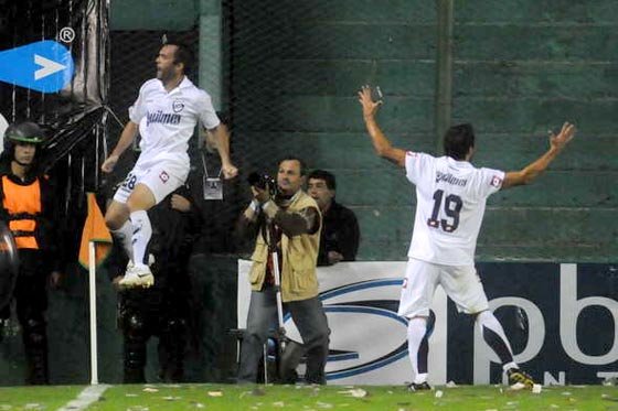 Técnico agredió a un hincha en el fútbol argentino