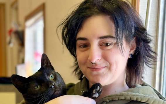 Gato que fue abandonado por ser “demasiado cariñoso” tuvo un final feliz