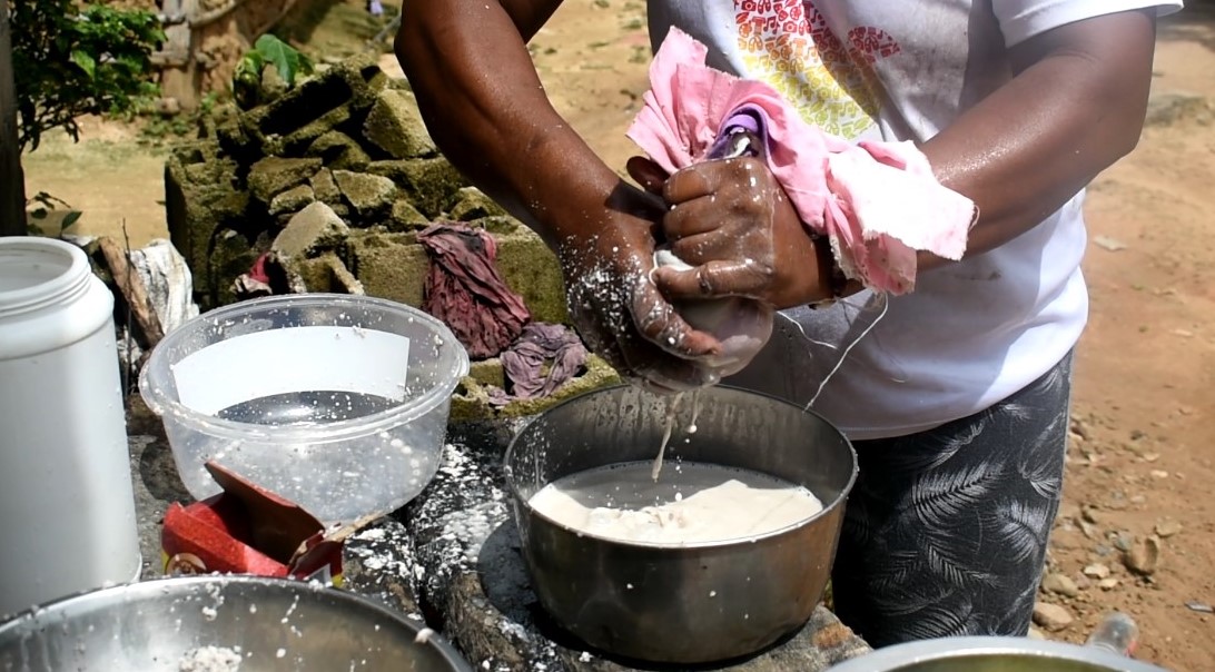 Proceso de colado de la leche de corozo utilizando un paño
