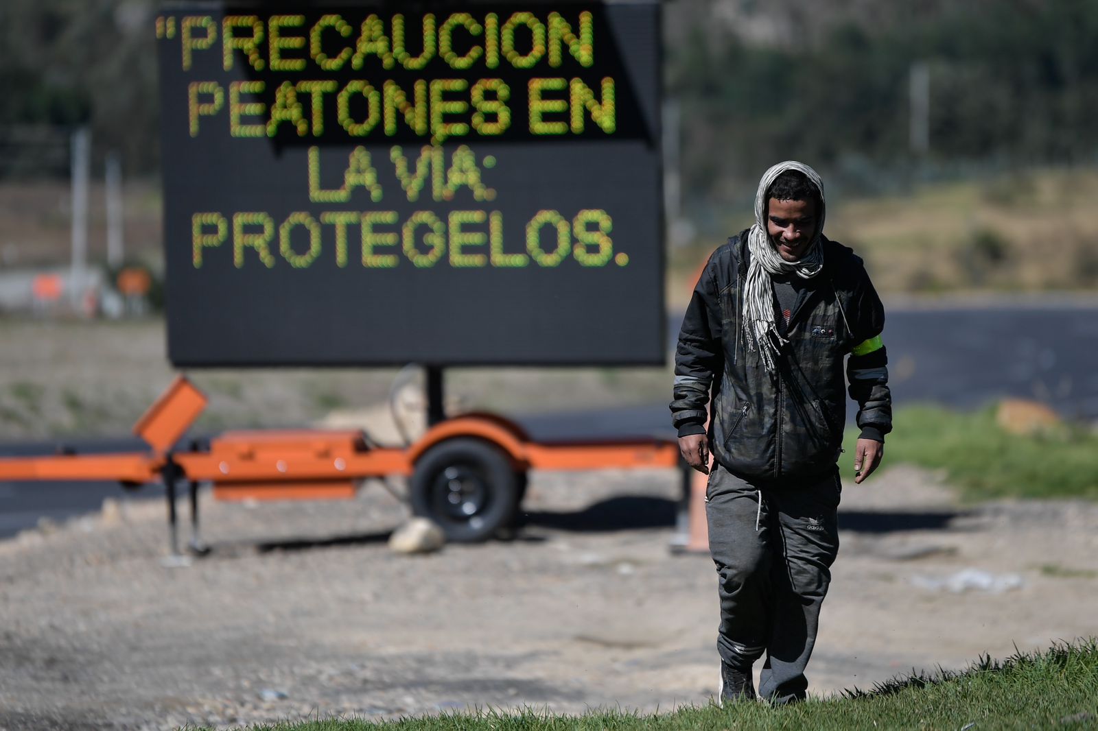 Historias de caminantes se cruzan en Vía Esperanza, un peculiar punto humanitario