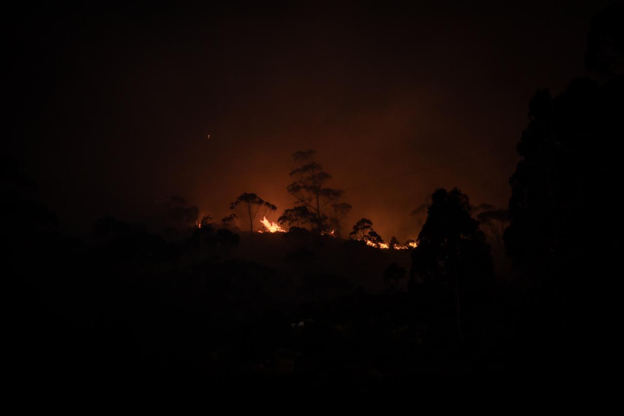 Continúa incendio en los Cerros Orientales, bomberos retomarán labores este martes