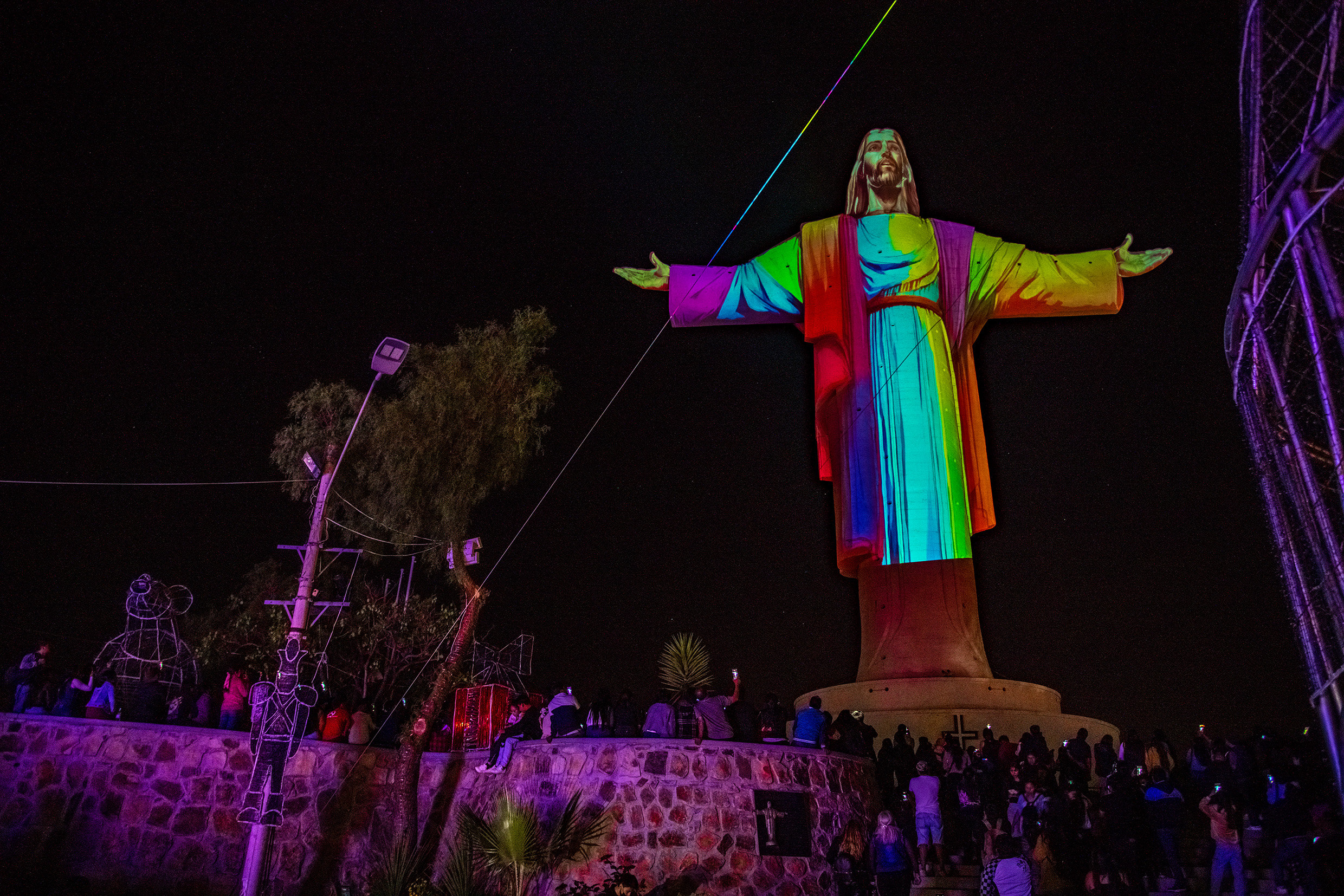 AME3877. COCHABAMBA (BOLIVIA), 06/12/2024.- Fotografía del Cristo de la Concordia iluminado con motivos navideños este miércoles, en Cochabamba (Bolivia). La temporada navideña comenzó en el centro de Bolivia con el encendido de millones de luces de colores en el Cristo de la Concordia, el monumento de estas características más grande Latinoamérica. EFE/Jorge Ábrego
